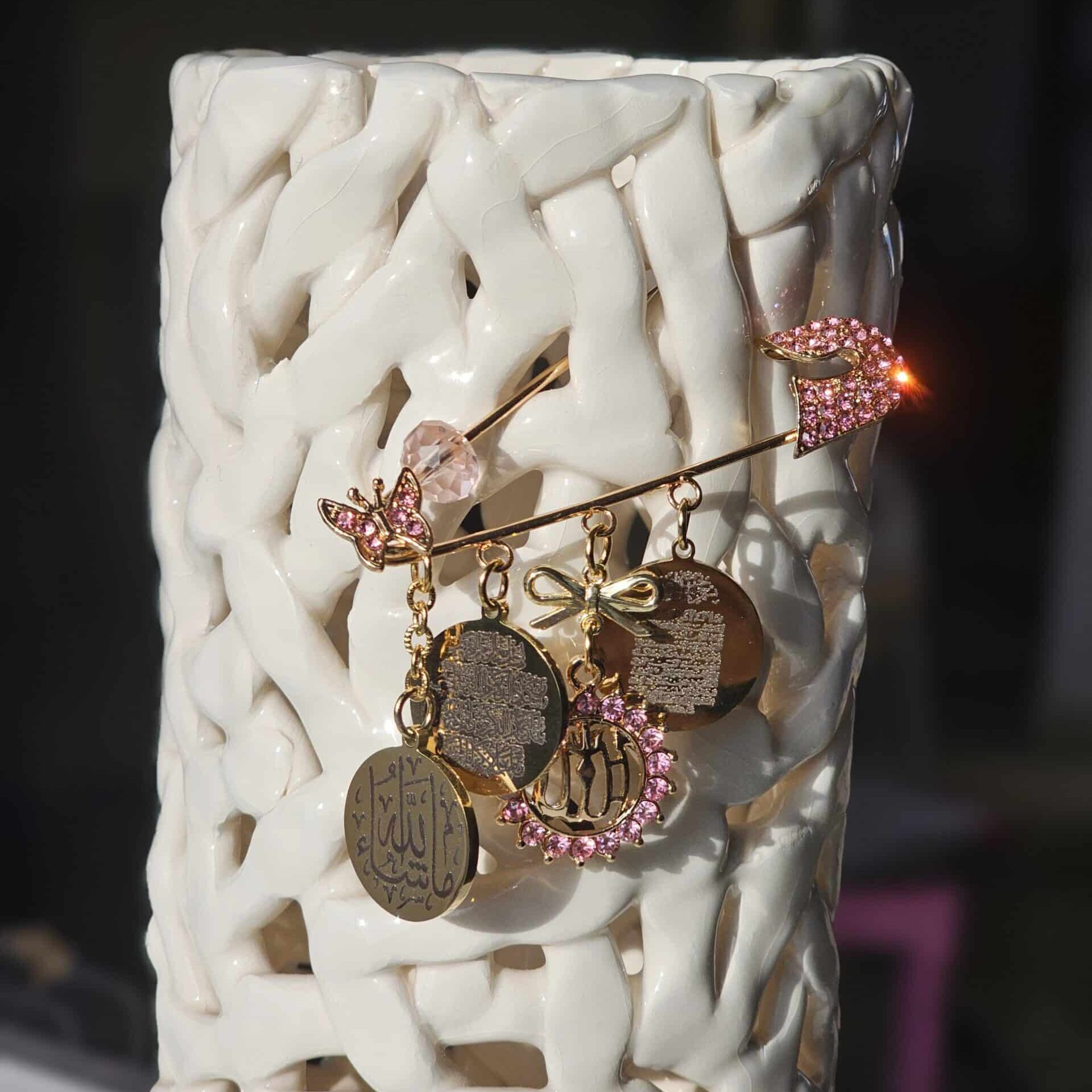 Broche Mashallah pour fille – Acier inoxydable plaqué or & pierres Cubic Zirconia roses (7 cm)