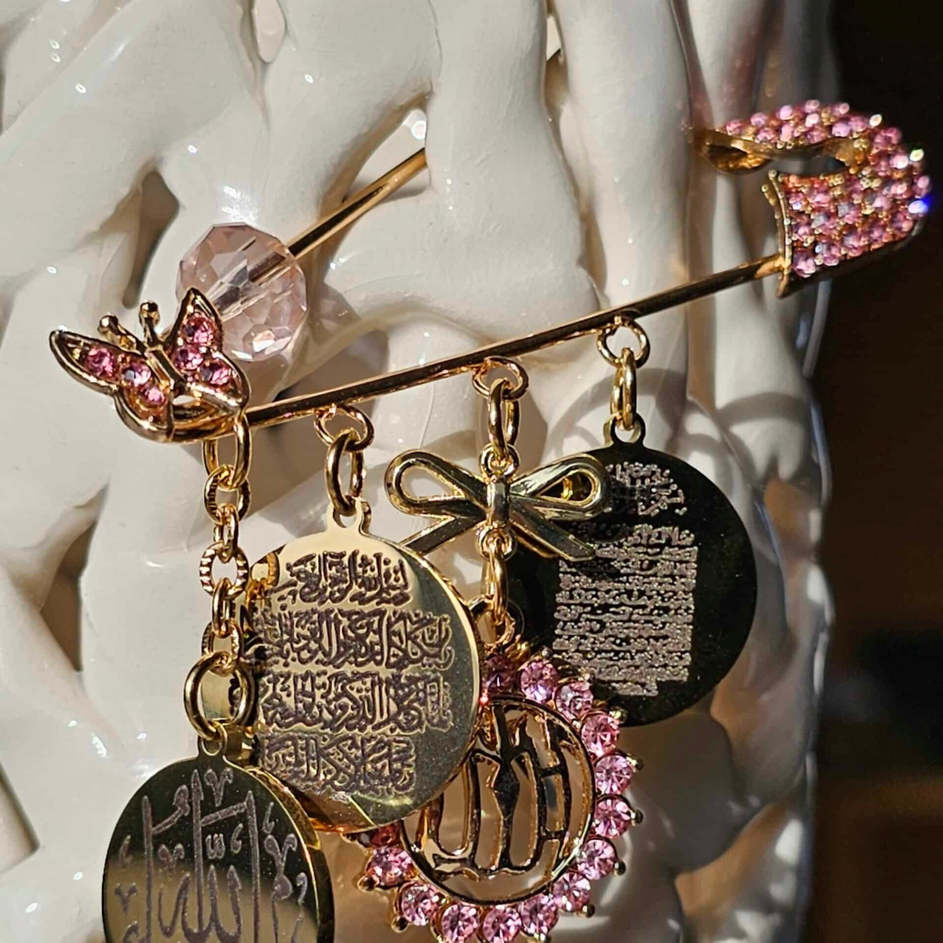 Broche Mashallah pour fille – Acier inoxydable plaqué or & pierres Cubic Zirconia roses (7 cm)