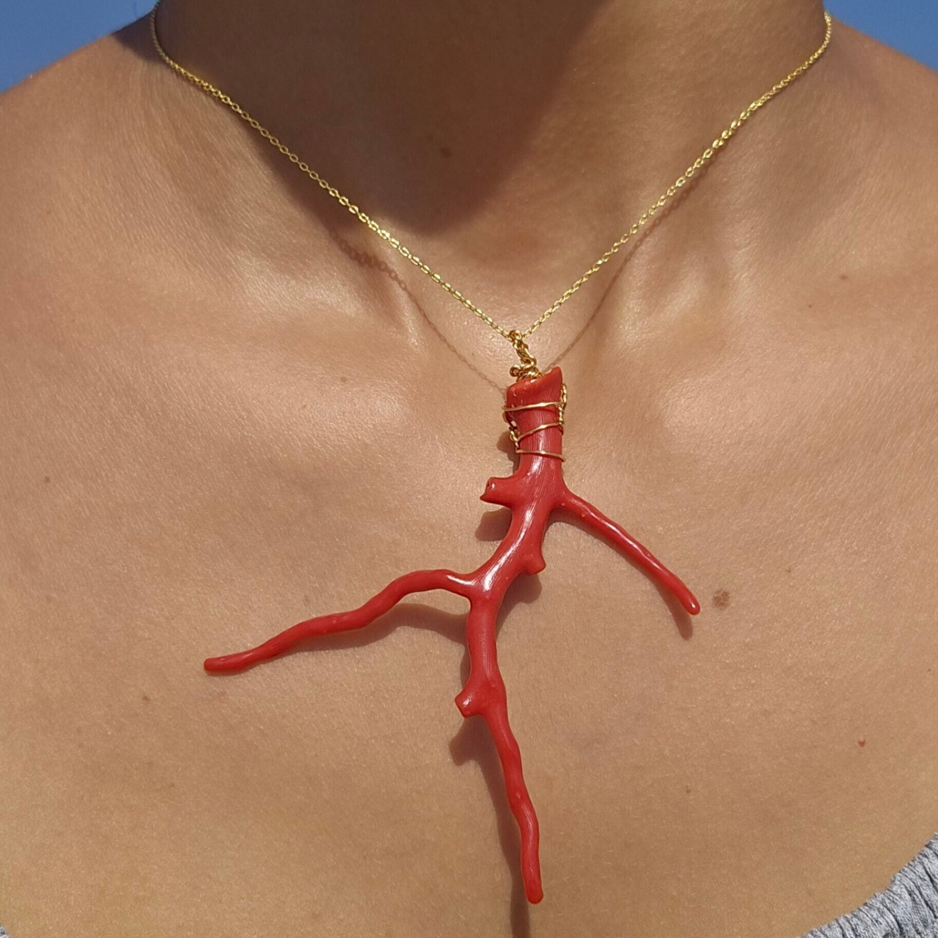Collier en argent 925 plaqué en or 18 karats avec une pièce de corail rouge (45 cm)
