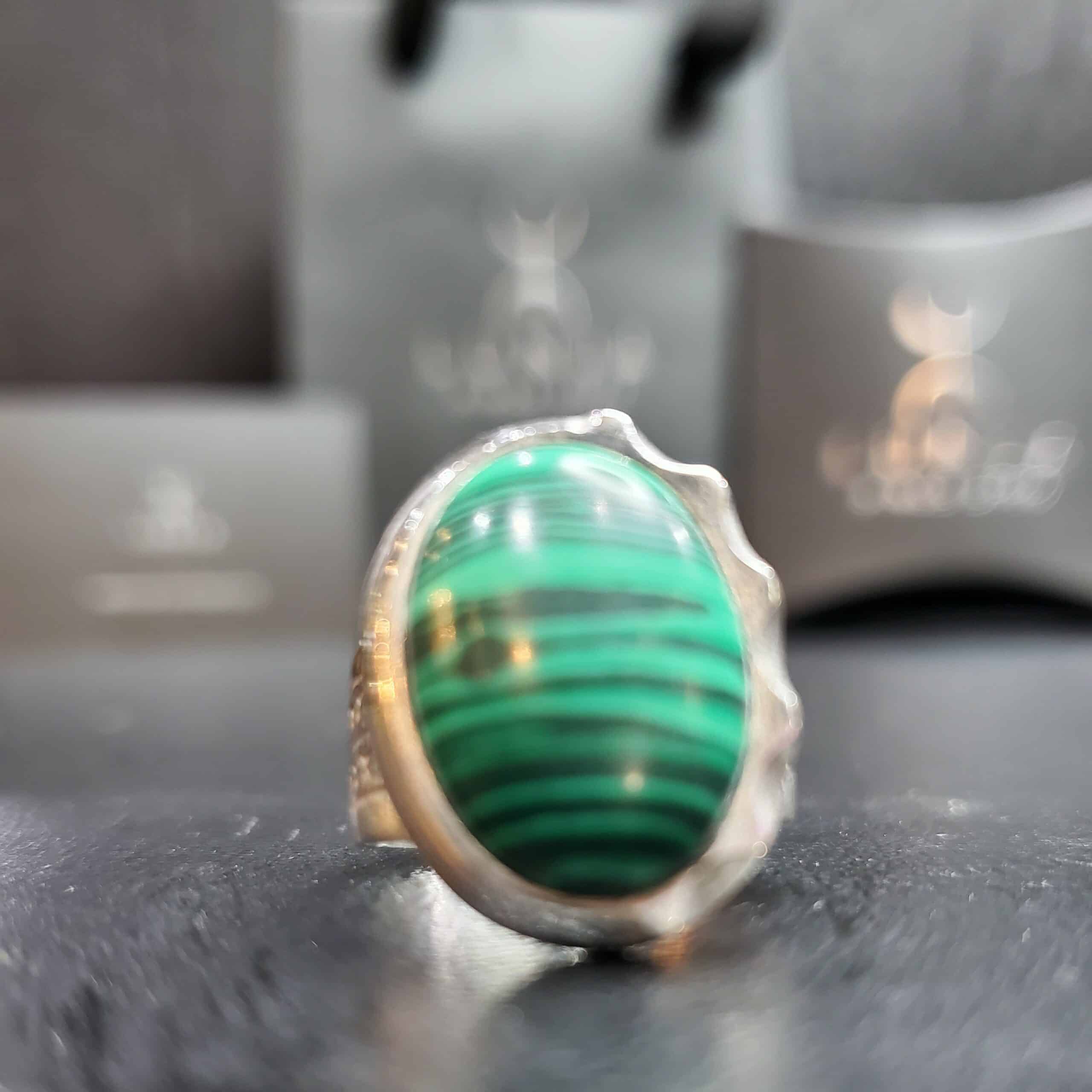 Bague en malachite naturelle sertie en argent massif (Taille 53)