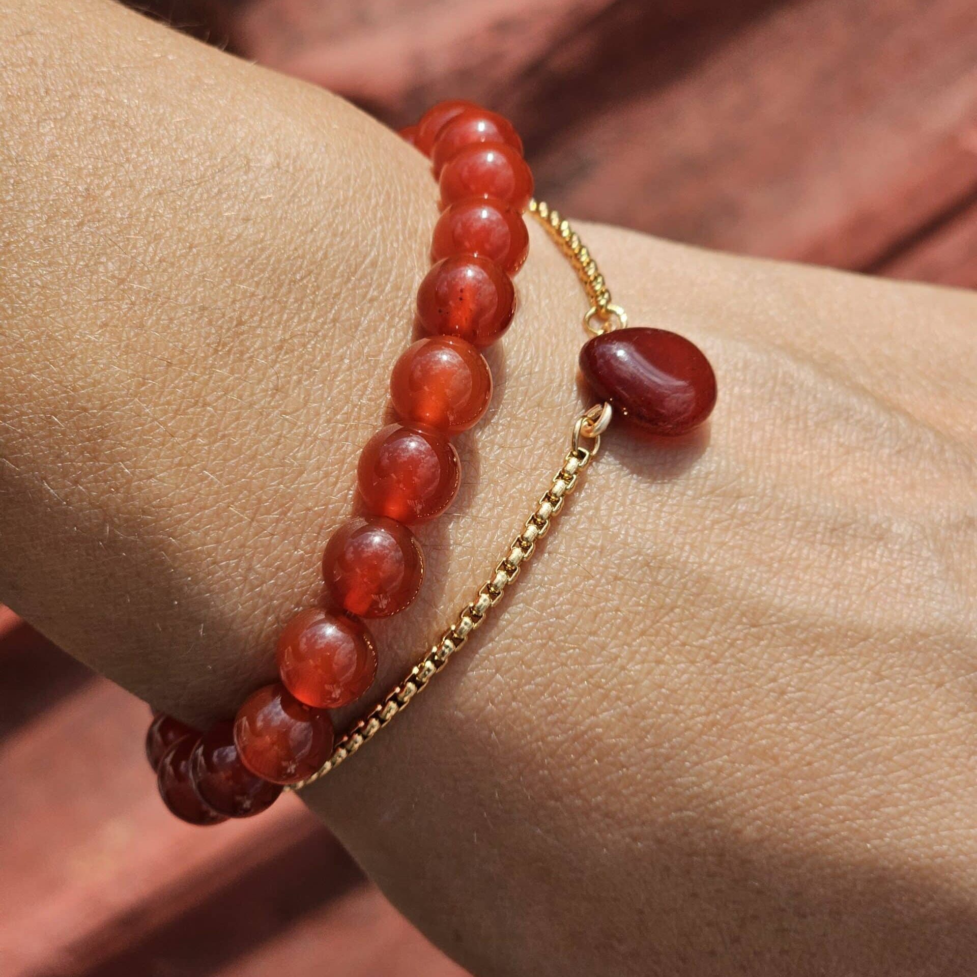 Un lot de deux bracelets en Cornaline (17 à 19 cm)