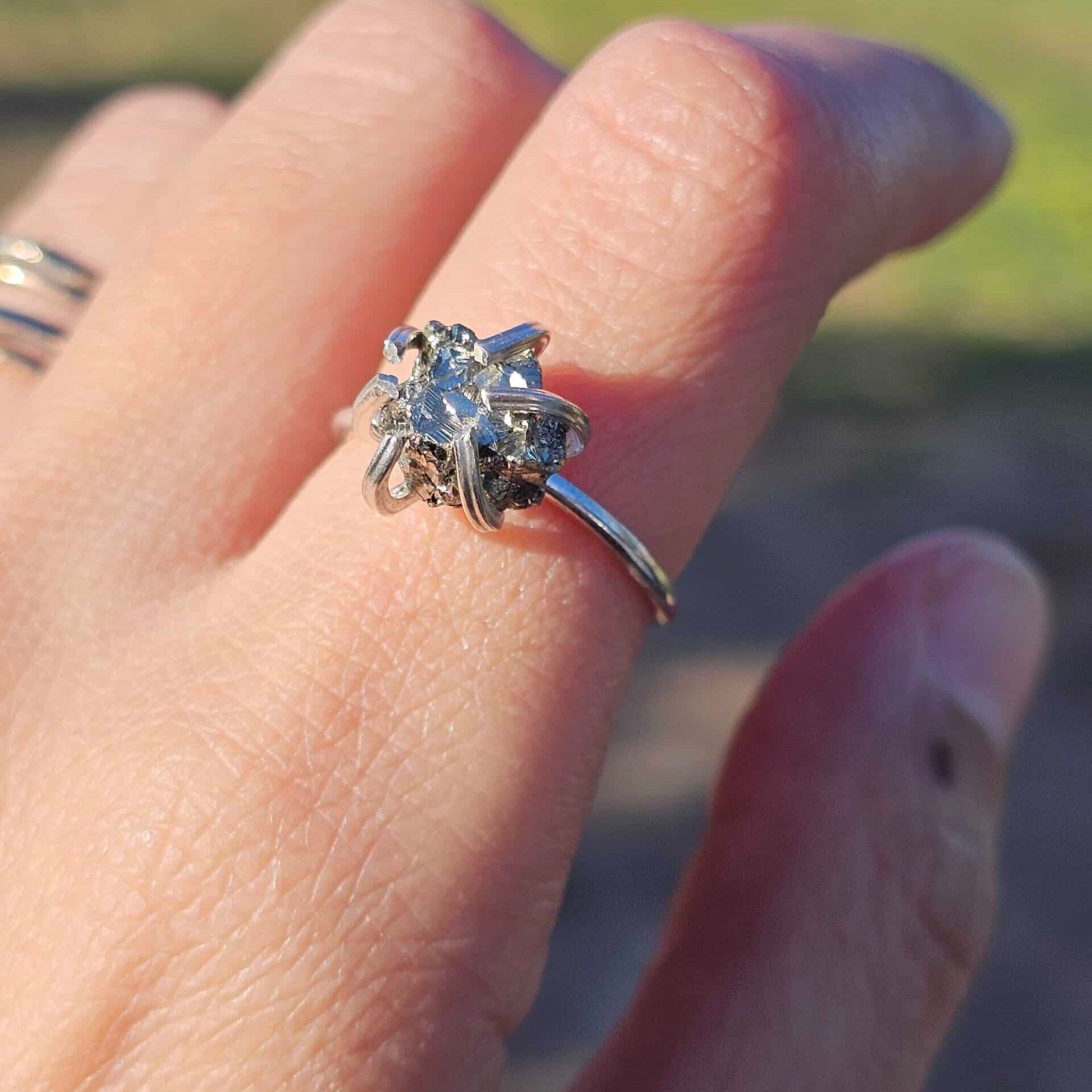 Bague en argent ajustable avec petite pyrite cubique brute - Élégance artisanale
