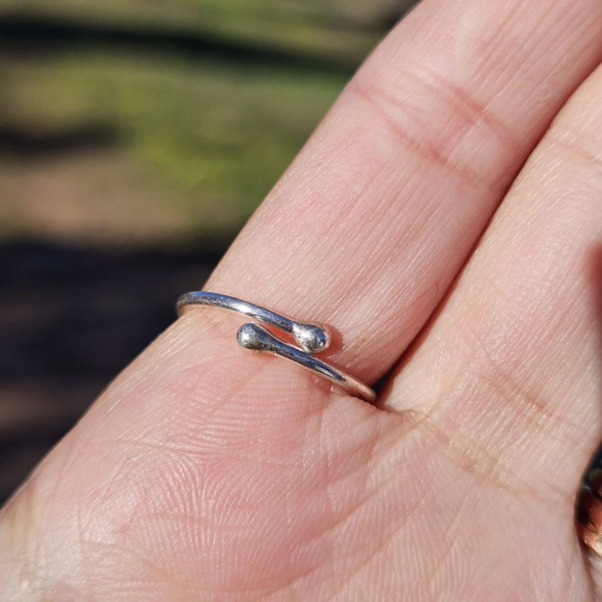 Bague en argent ajustable avec petite pyrite cubique brute - Élégance artisanale