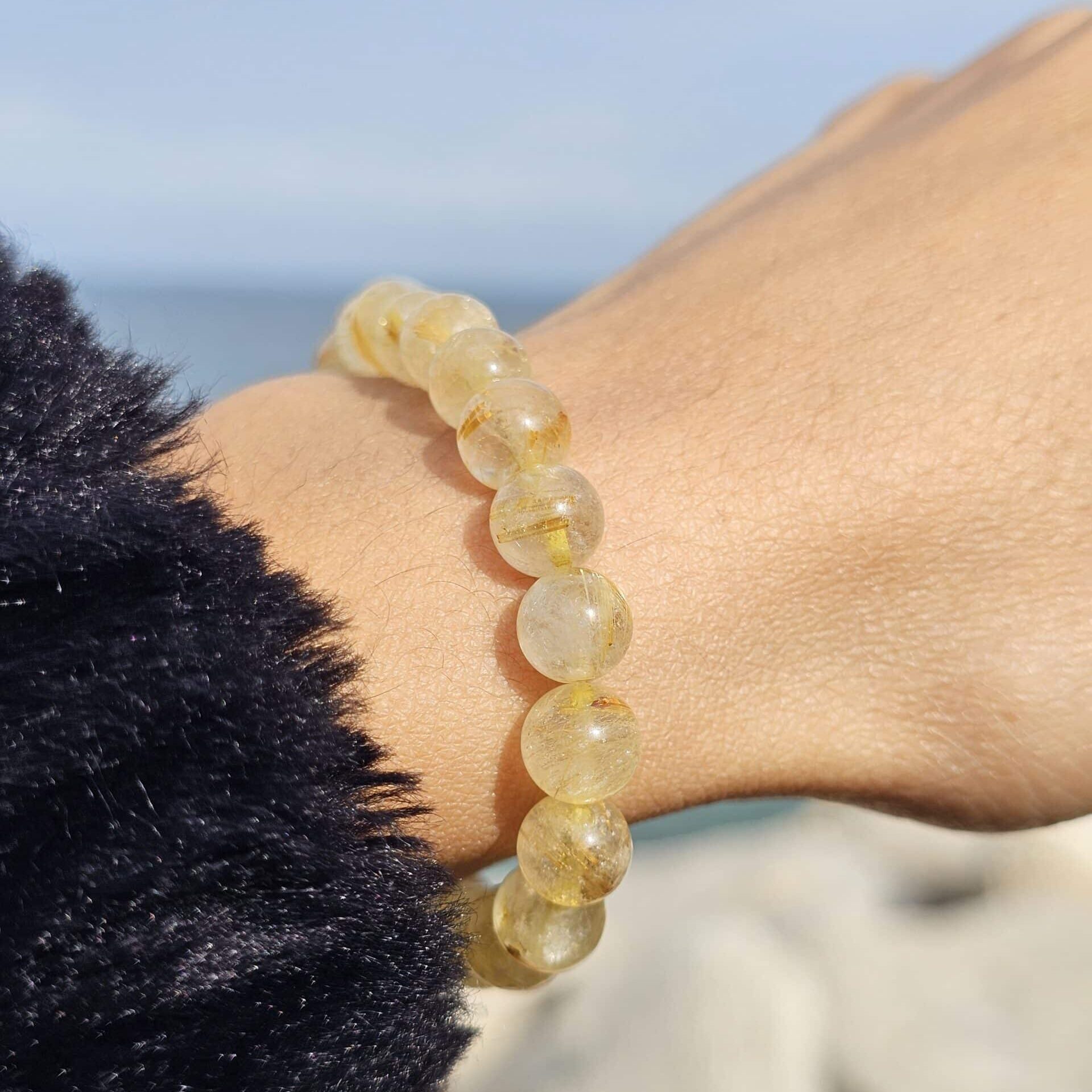 Bracelet élastique en Quartz Rutile Doré – Boules de 6 mm – Ajustable (17 à 19 cm)