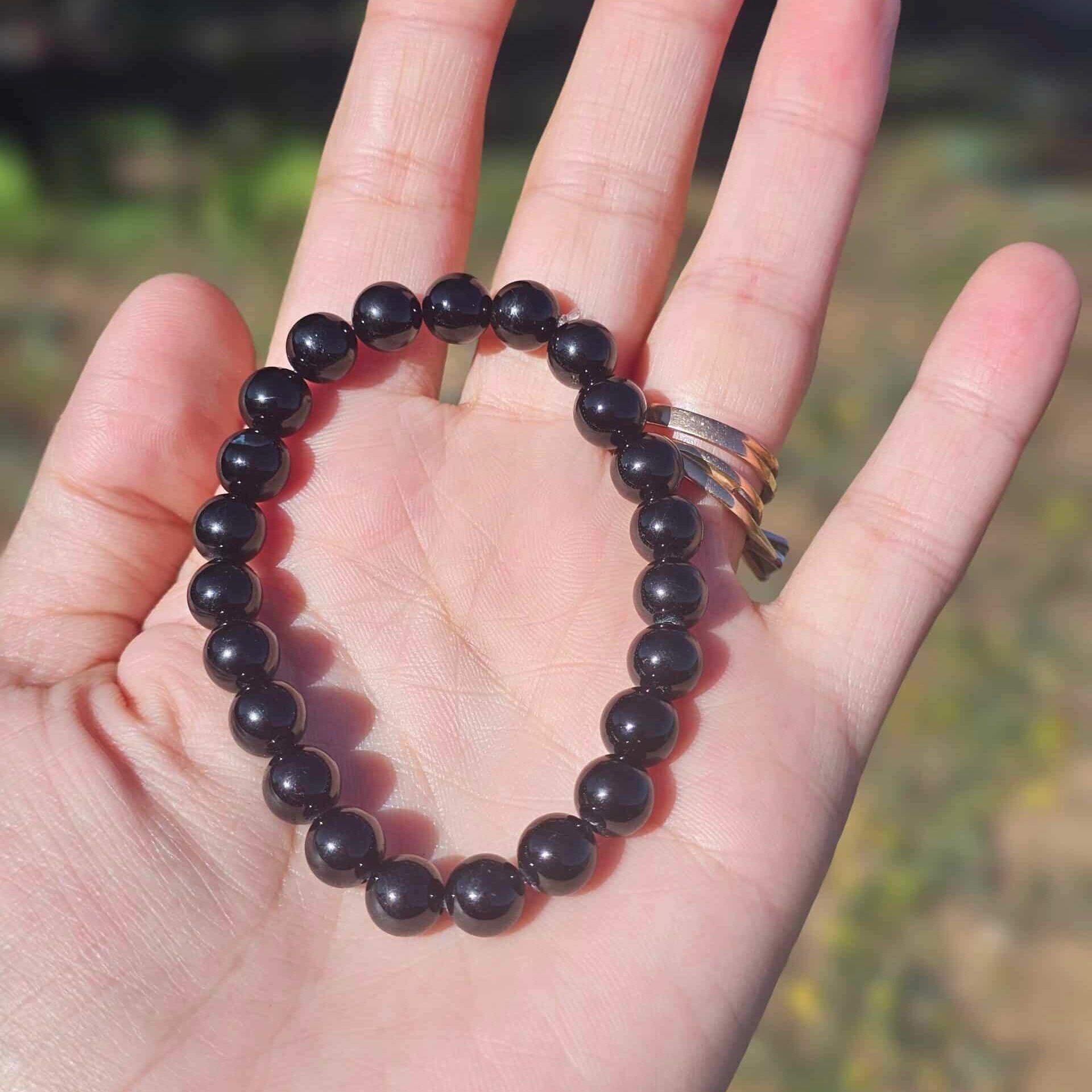 Bracelet élastique en Tourmaline Noire – Boules de 6 mm – Ajustable (19 à 21 cm)