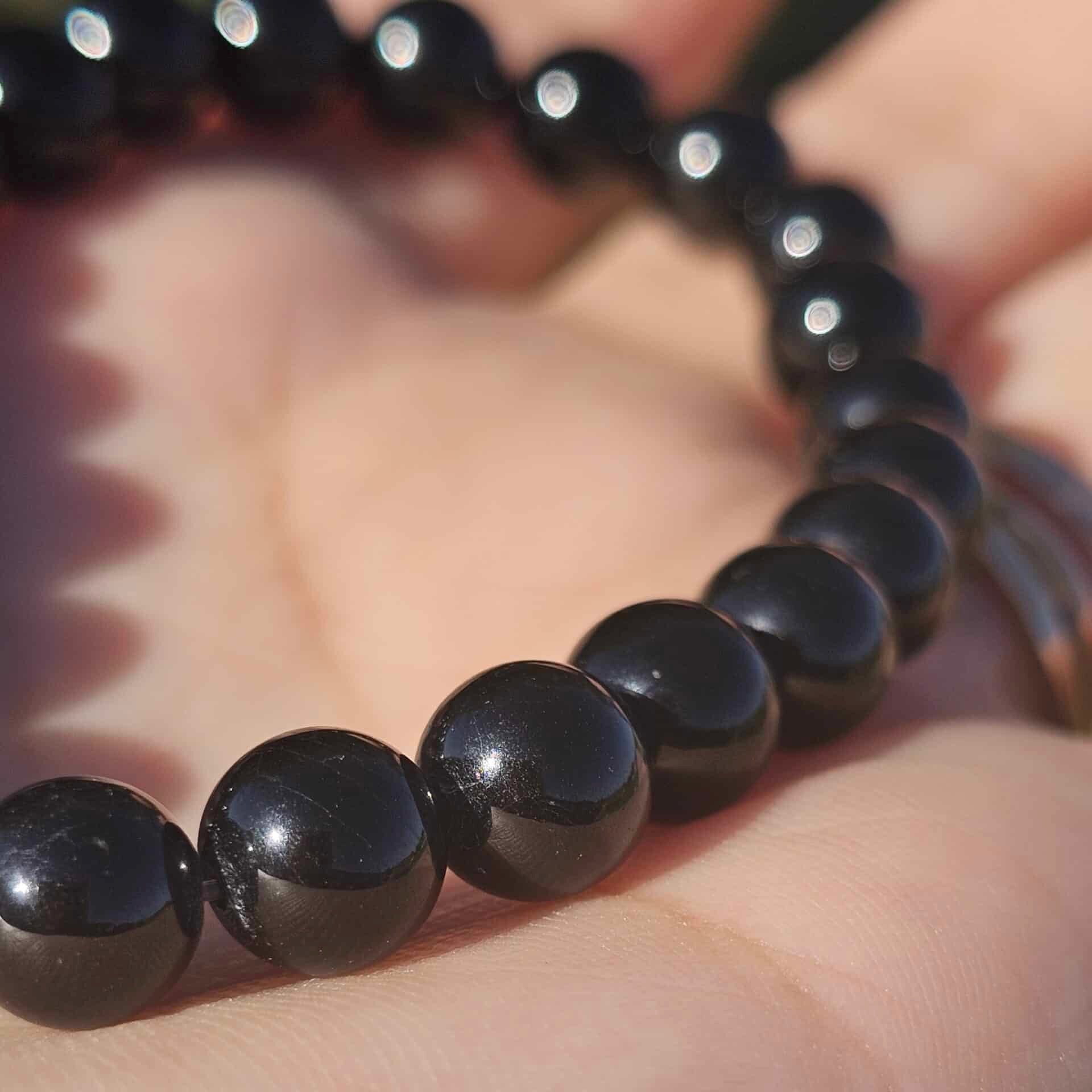 Bracelet élastique en Tourmaline Noire – Boules de 6 mm – Ajustable (19 à 21 cm)