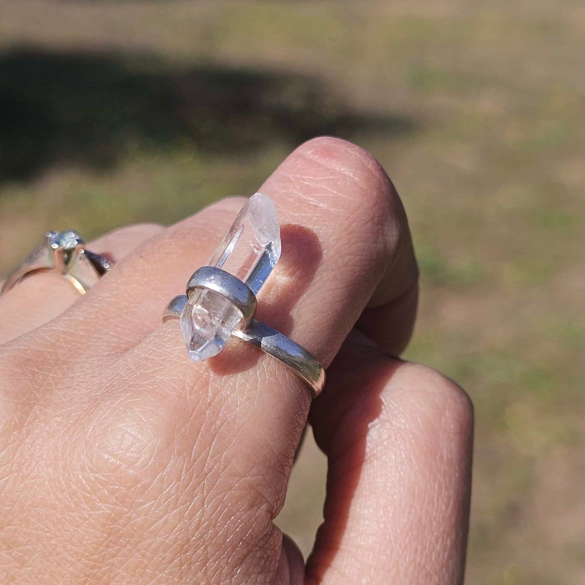 Bague Clear Quartz en argent 925 ajustable – Amplifie les énergies et l’intuition