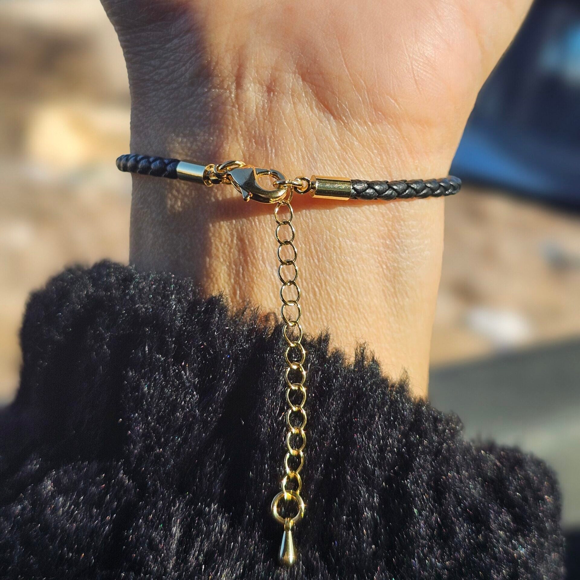 Bracelet ajustable en fil noir avec 3 boules de jade vert 6 mm (Système coulissant adapté à toute taille)