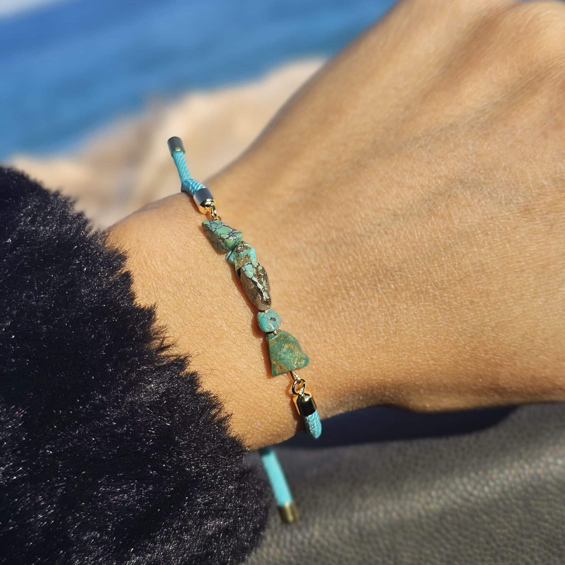 Bracelet en fil bleu ciel et vraie Turquoise – Ajustable (jusqu'à 19 cm)