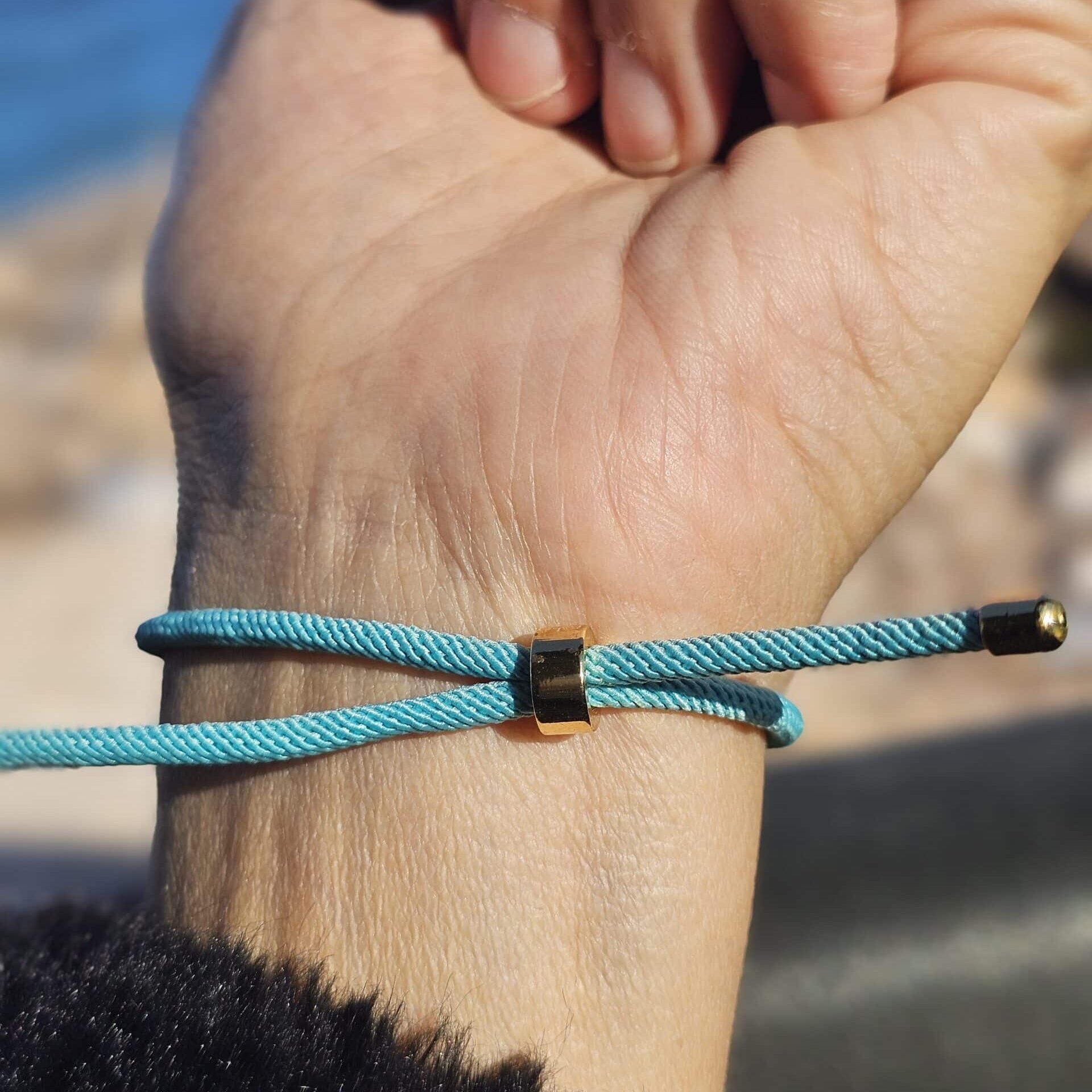 Bracelet en fil bleu ciel et vraie Turquoise – Ajustable (jusqu'à 19 cm)