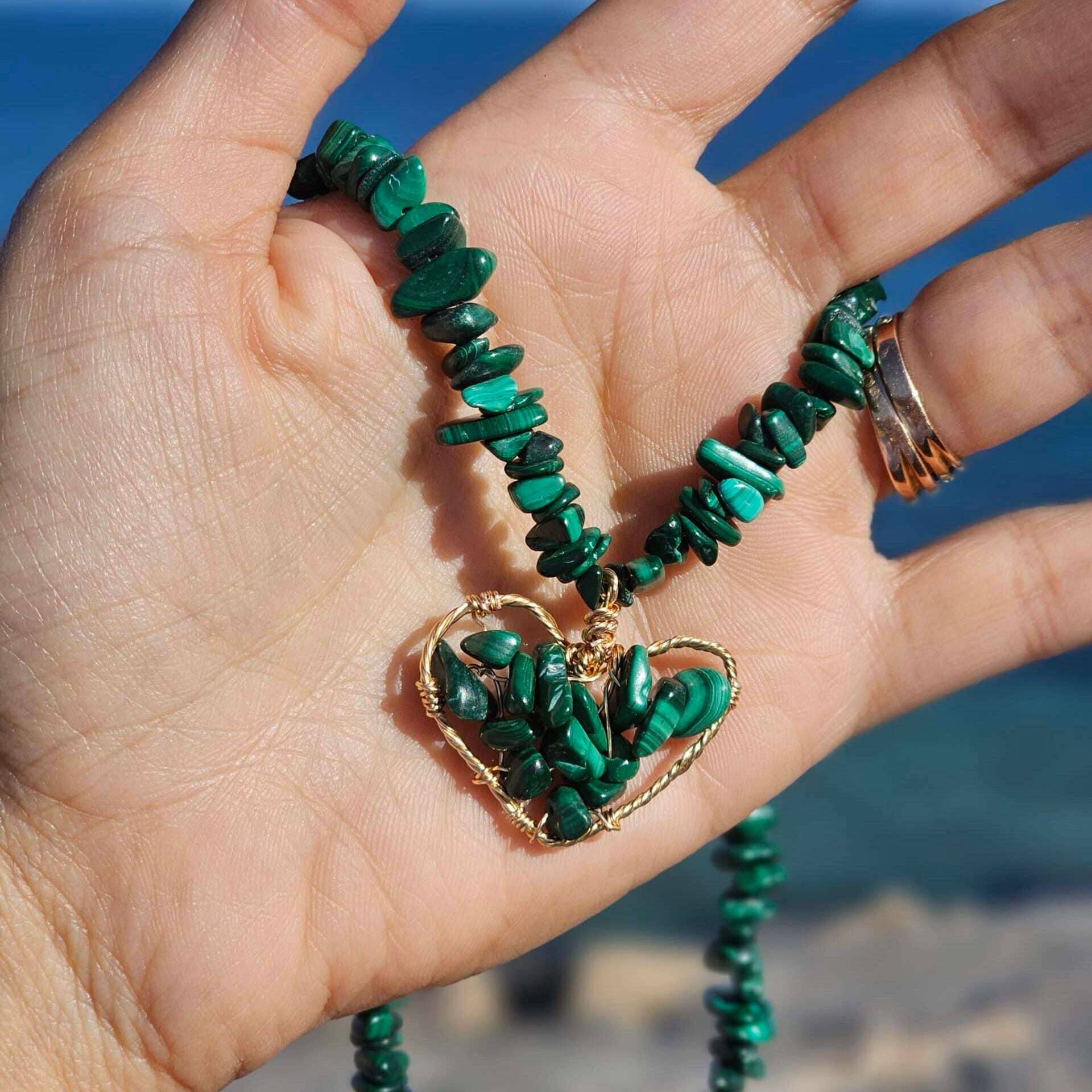 Collier en malachite avec pendentif cœur assorti (45 cm + 5 cm d’extension)