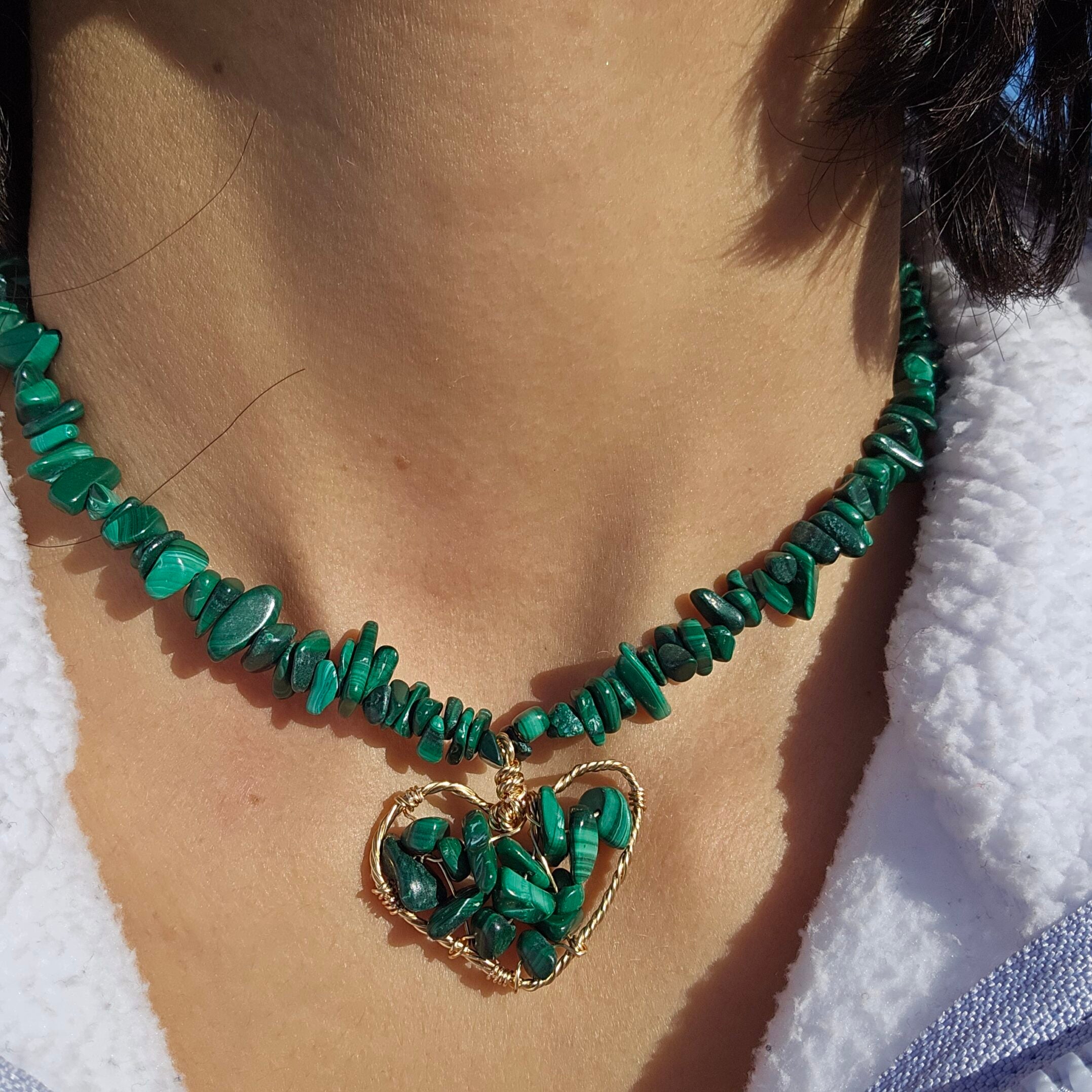 Collier en malachite avec pendentif cœur assorti (45 cm + 5 cm d’extension)