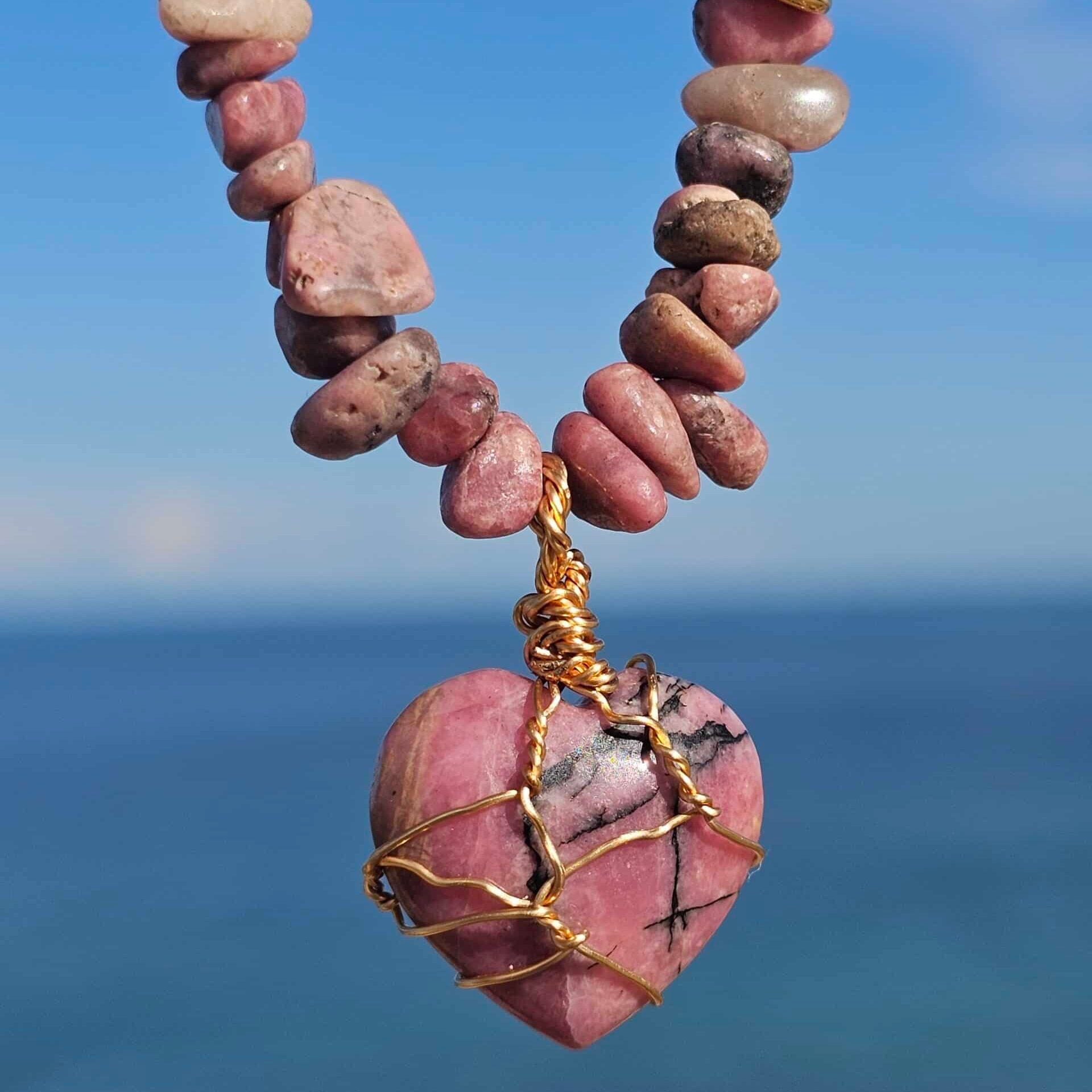 Collier en rhodonite avec pendentif cœur enrobé d’acier inoxydable