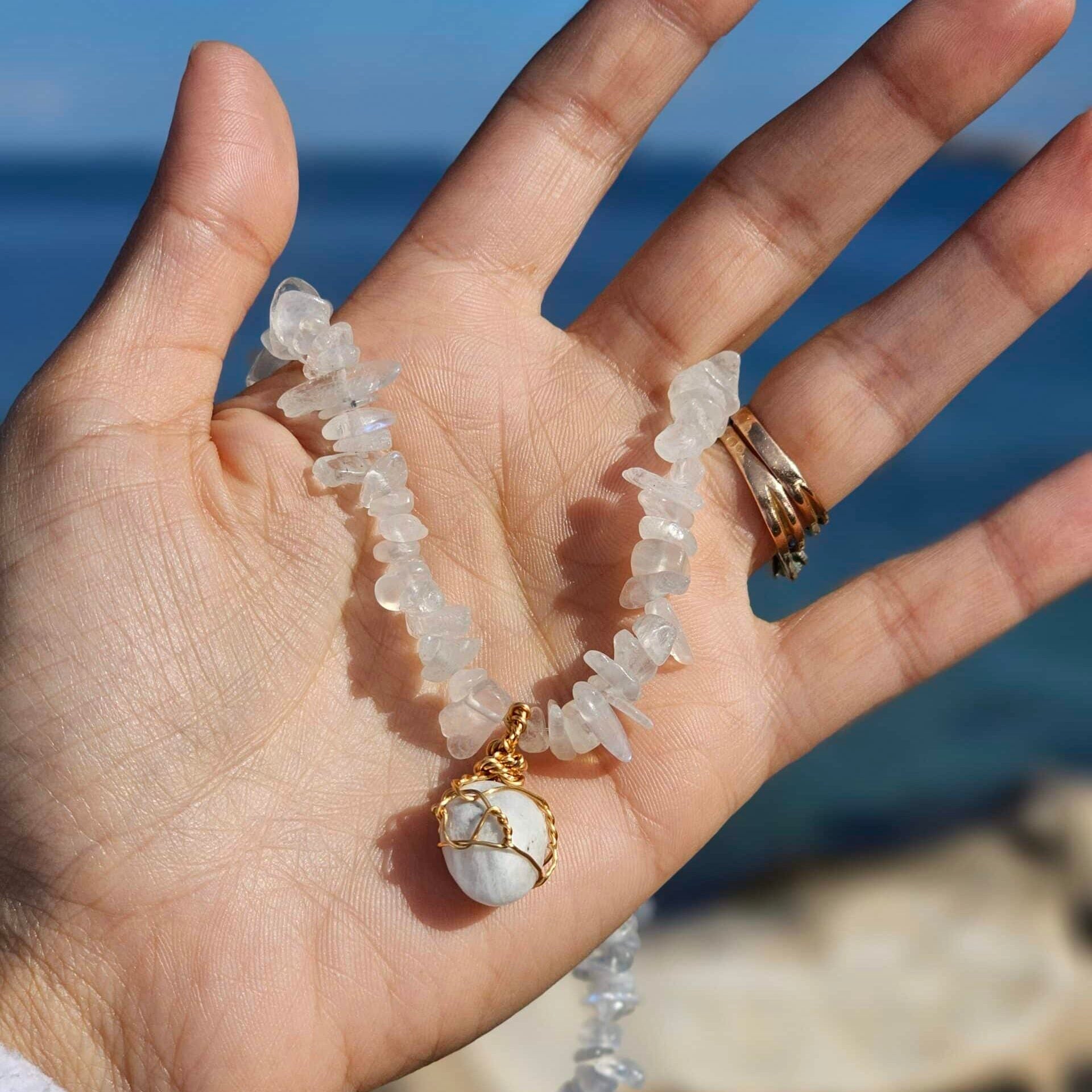Collier en pierre de lune blanche avec pendentif assorti aux reflets bleus (45 cm + 5 cm d’extension)