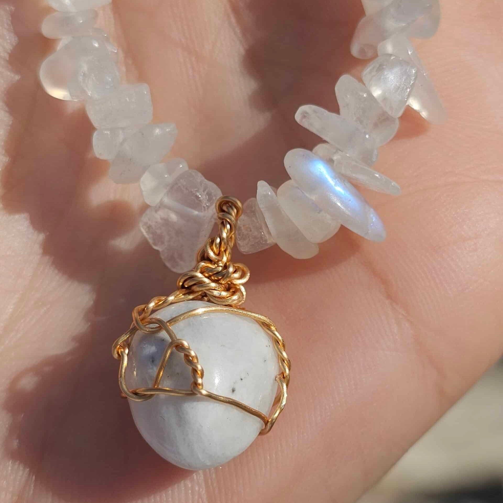 Collier en pierre de lune blanche avec pendentif assorti aux reflets bleus (45 cm + 5 cm d’extension)