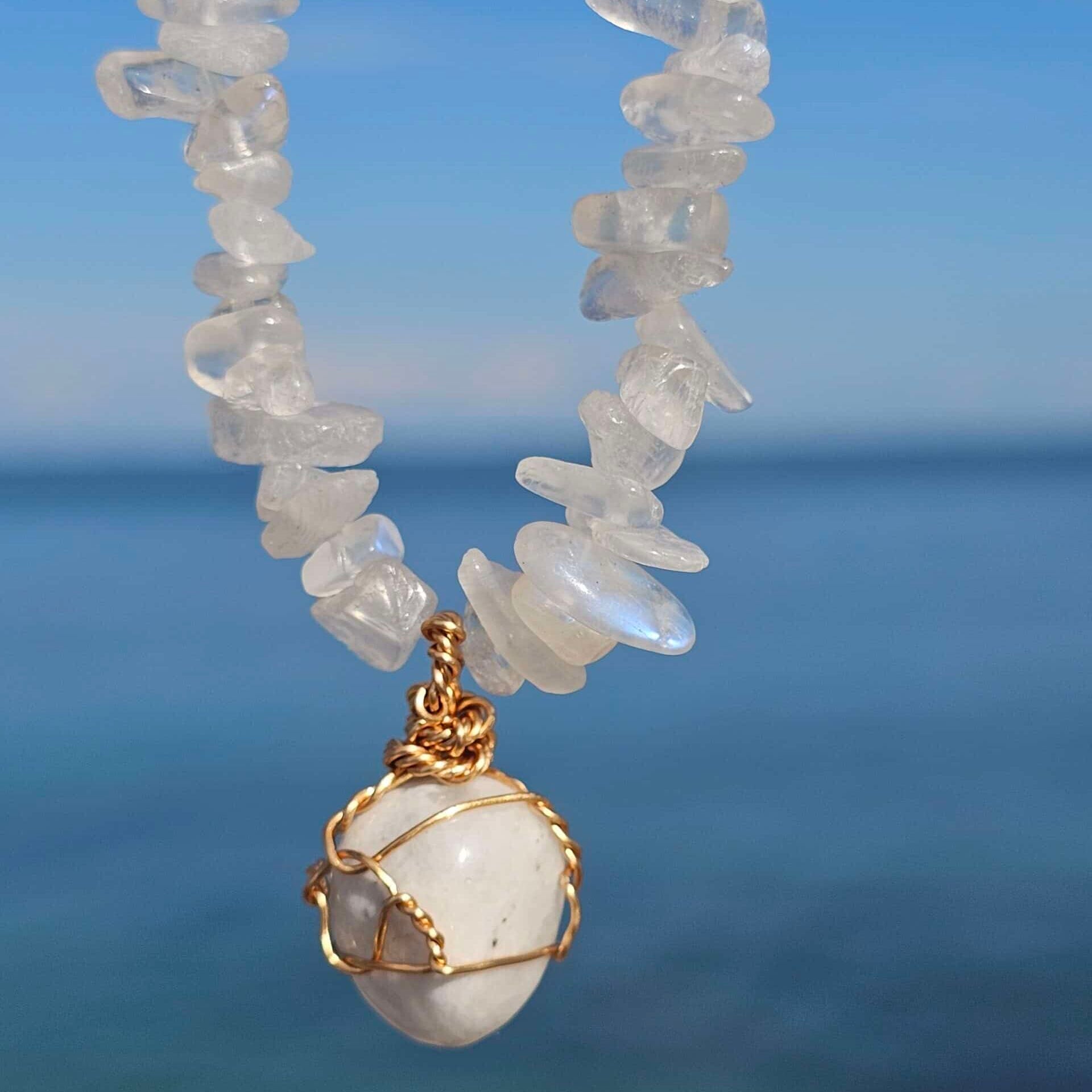 Collier en pierre de lune blanche avec pendentif assorti aux reflets bleus (45 cm + 5 cm d’extension)