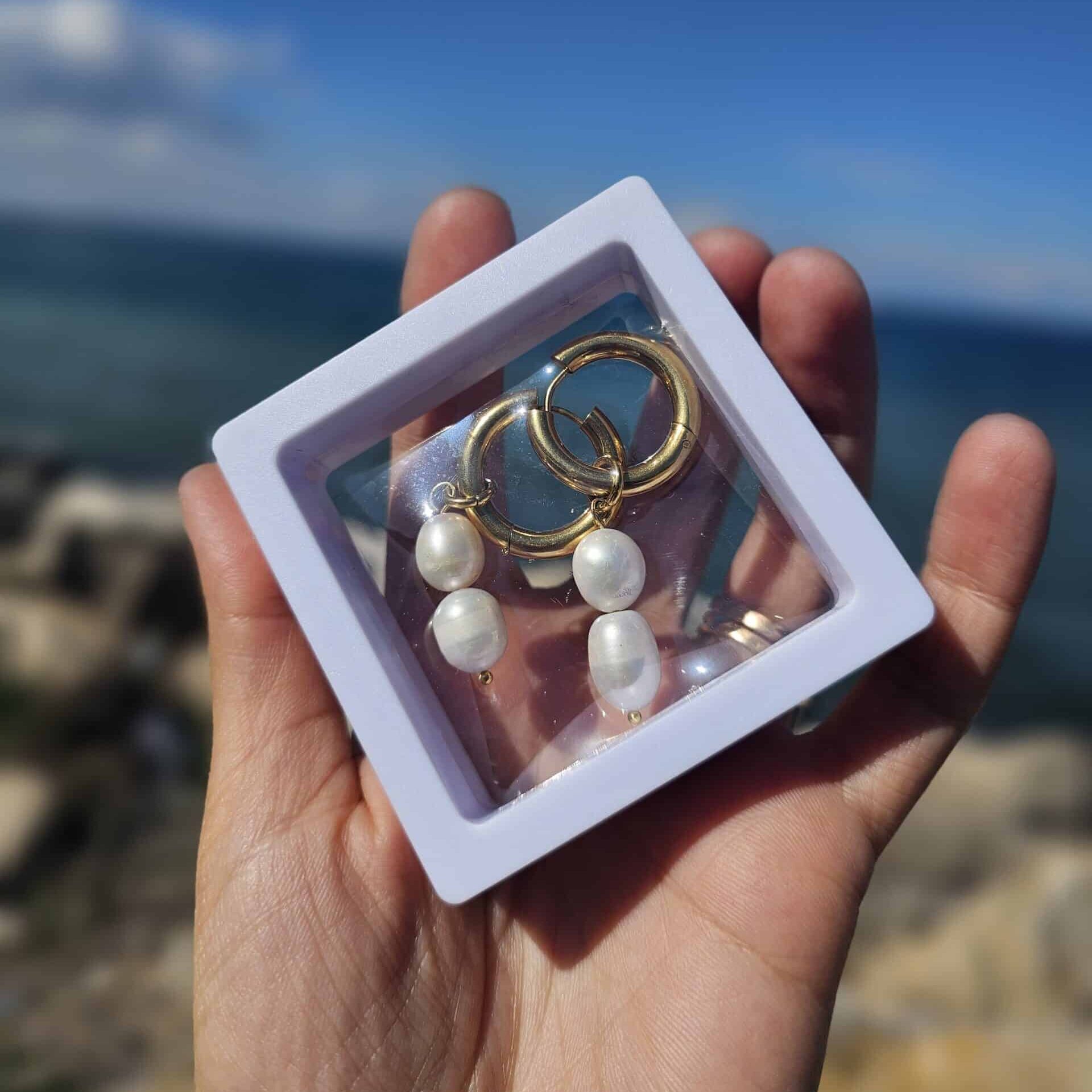 Boucles d'oreilles ronds en acier inoxydable plaqué en or 18 k avec des vraies perles d'eau douce