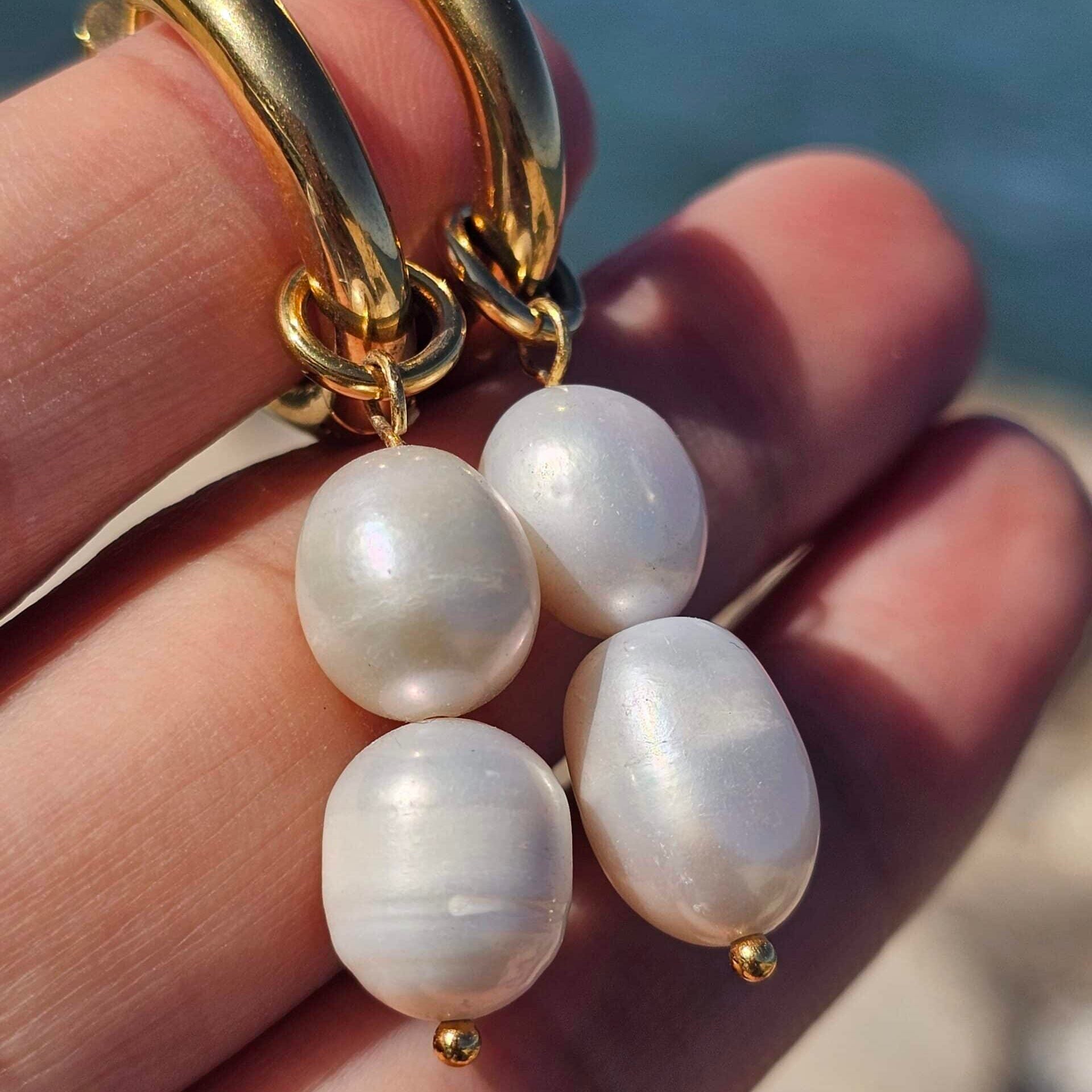 Boucles d'oreilles ronds en acier inoxydable plaqué en or 18 k avec des vraies perles d'eau douce