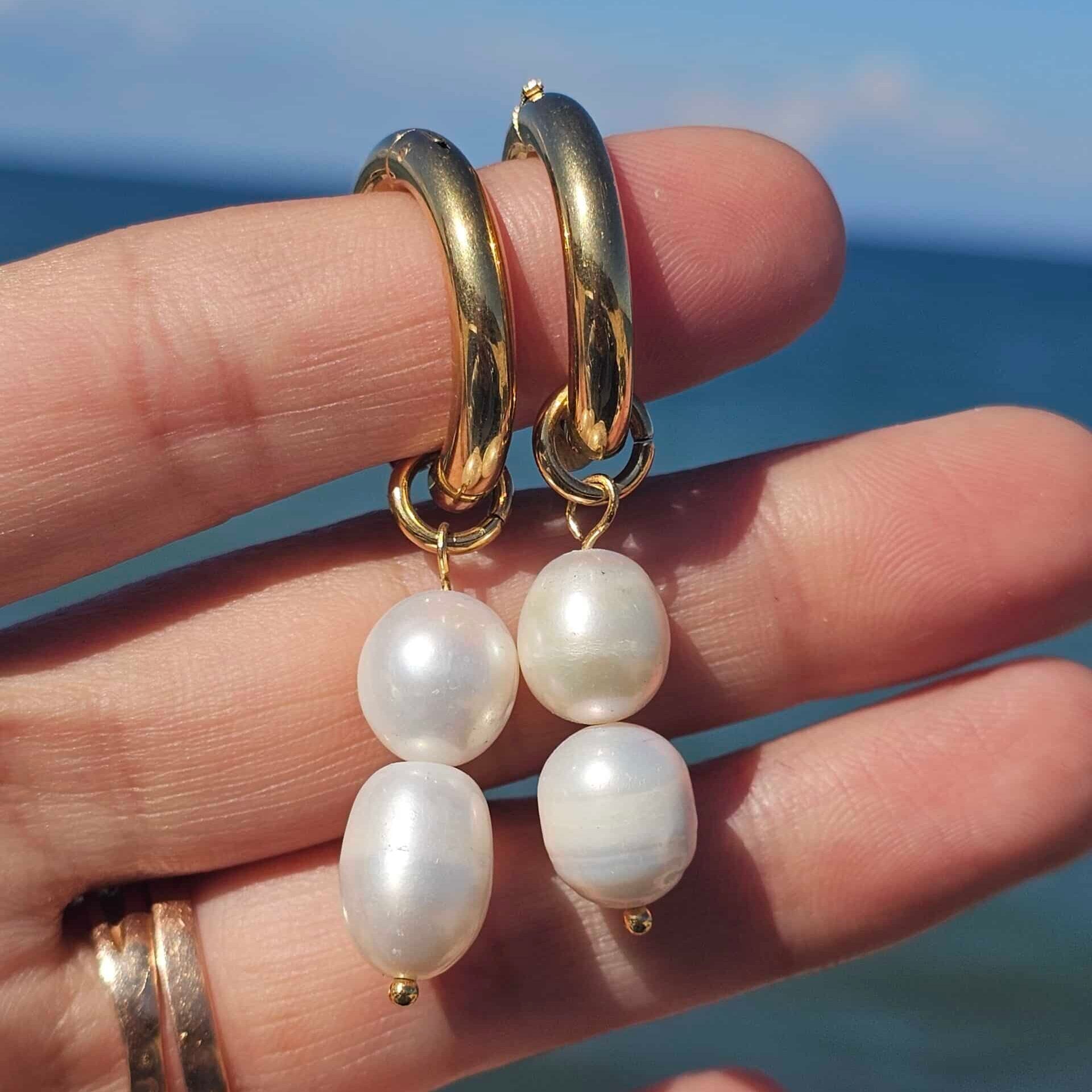 Boucles d'oreilles ronds en acier inoxydable plaqué en or 18 k avec des vraies perles d'eau douce