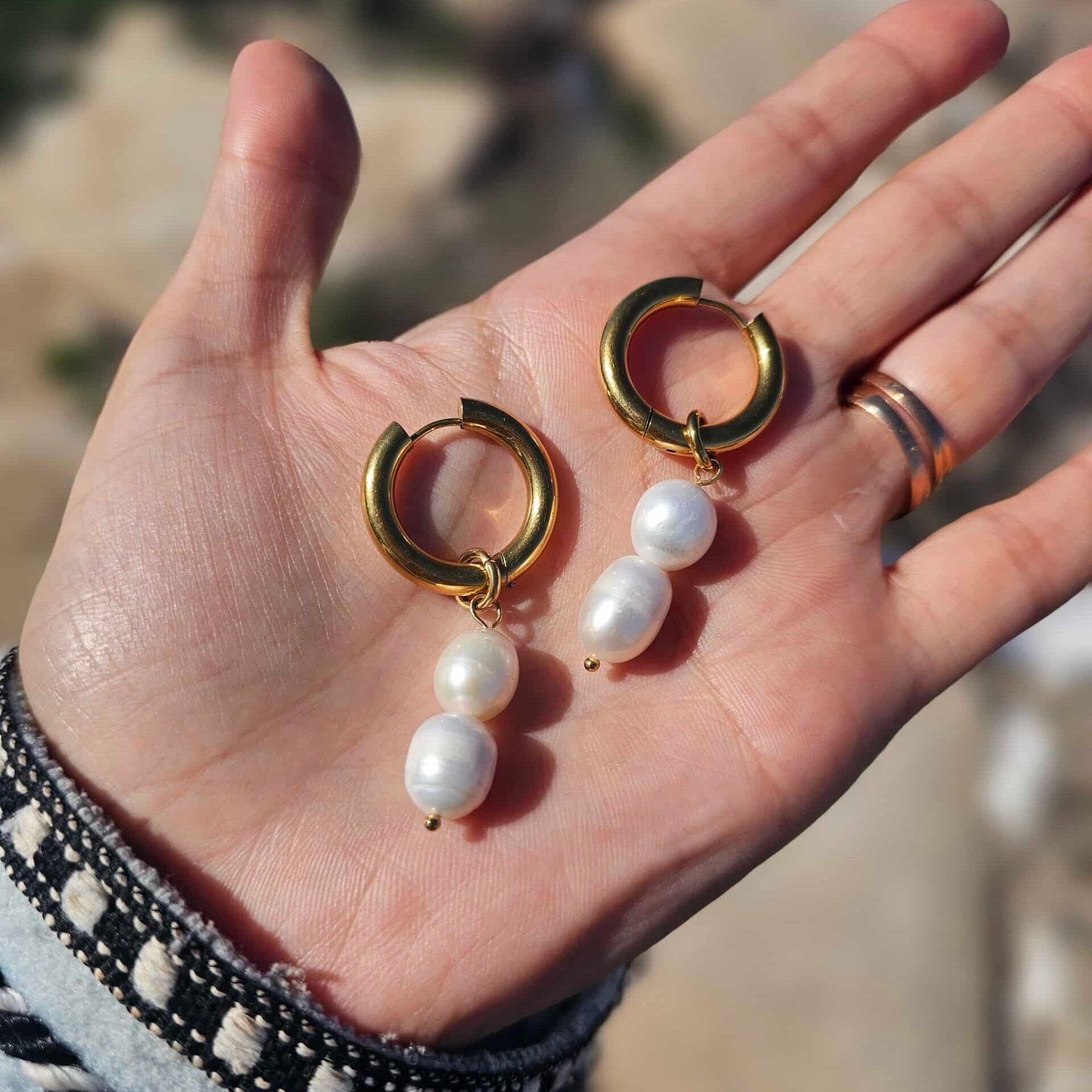Boucles d'oreilles ronds en acier inoxydable plaqué en or 18 k avec des vraies perles d'eau douce