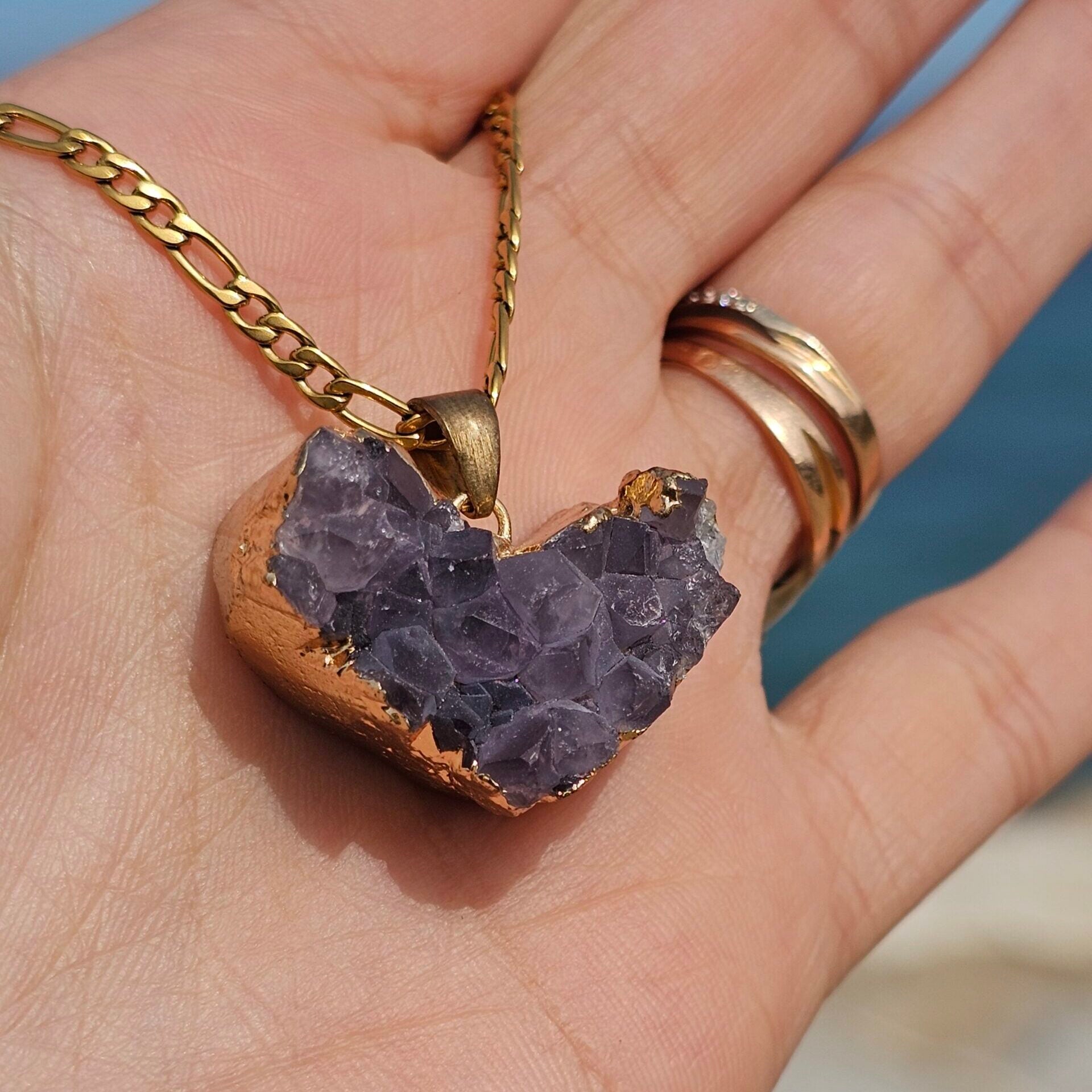 Collier en acier inoxydable avec pendentif cœur Améthyste naturelle entouré de cuivre (35 cm)