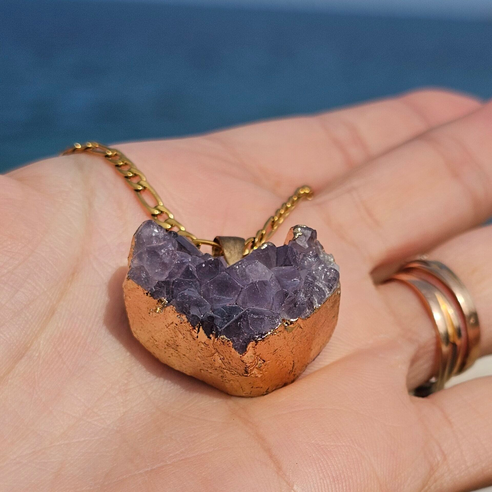 Collier en acier inoxydable avec pendentif cœur Améthyste naturelle entouré de cuivre (35 cm)