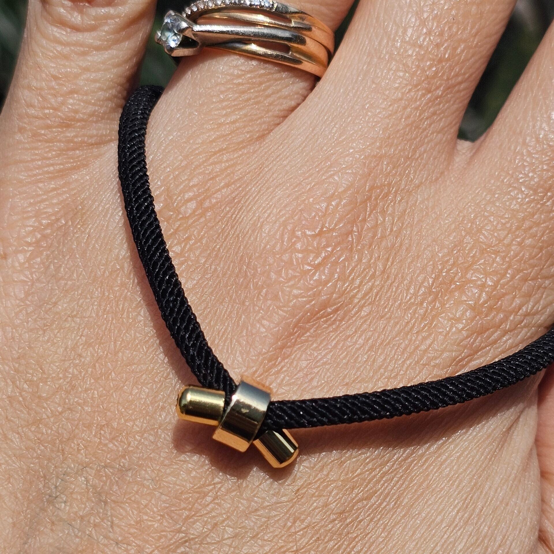 Bracelet ajustable en fil noir avec pierre d’améthyste brute au centre