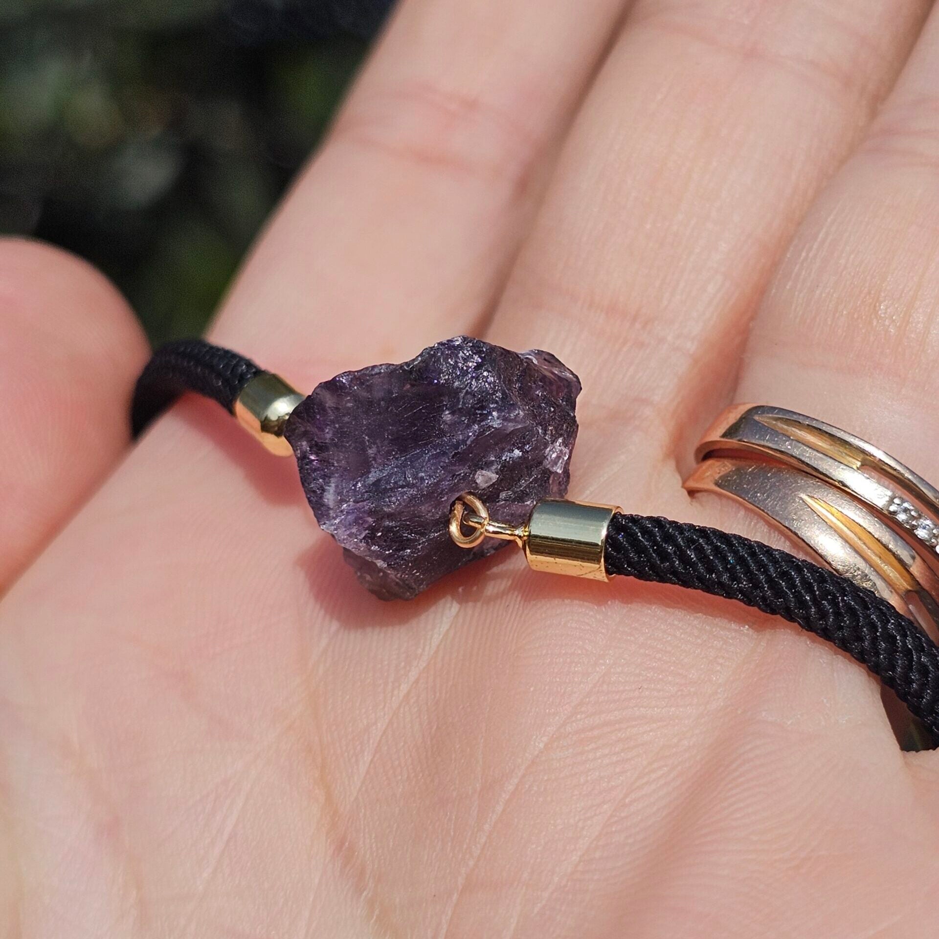Bracelet ajustable en fil noir avec pierre d’améthyste brute au centre