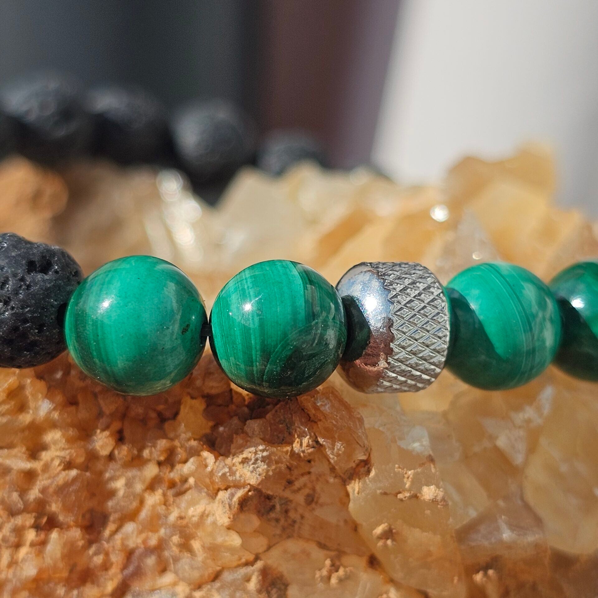 Bracelet élastique en Malachites et pierres volcaniques naturelles pour homme (taille standard)
