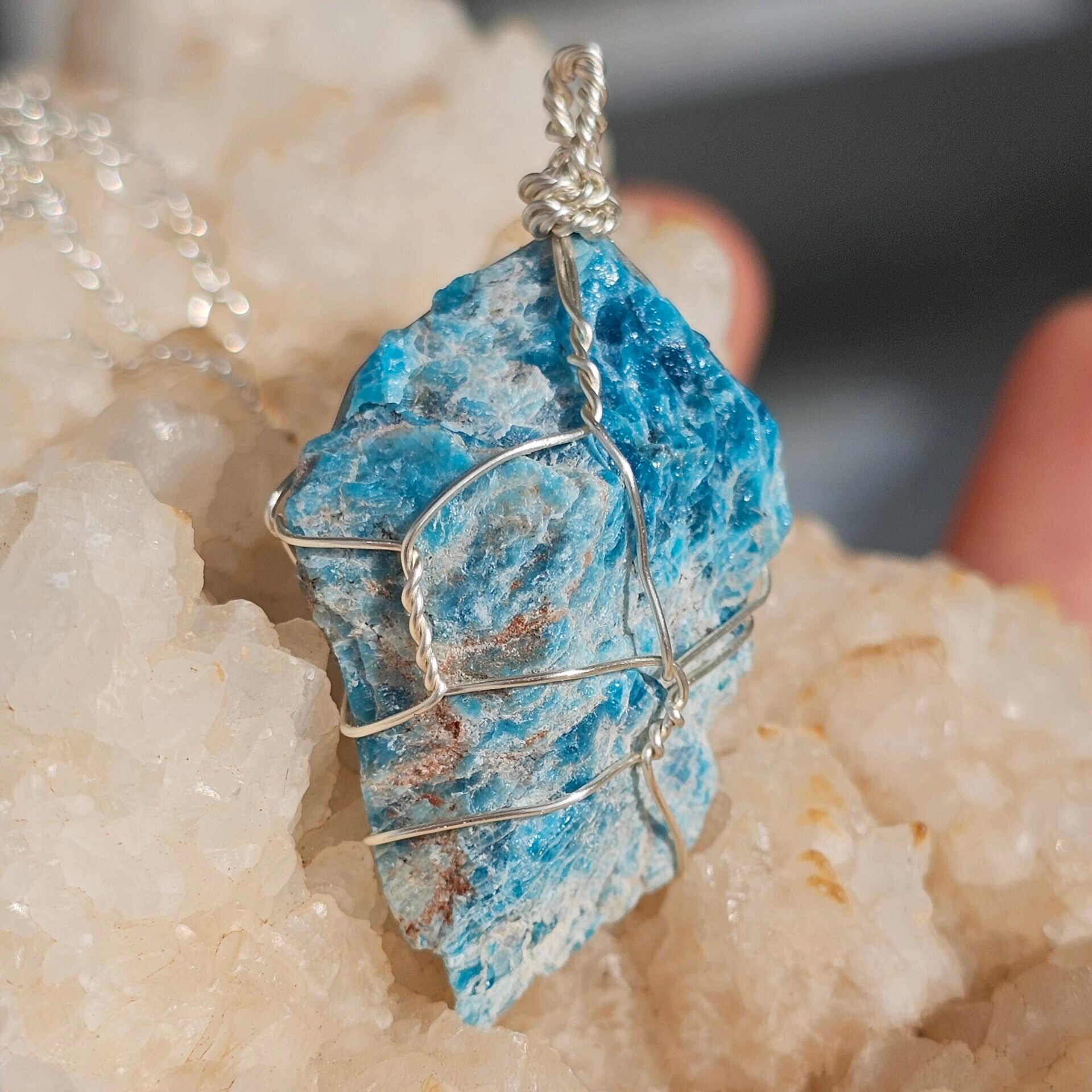Collier Apatite bleue brute en argent 925 – Fait main