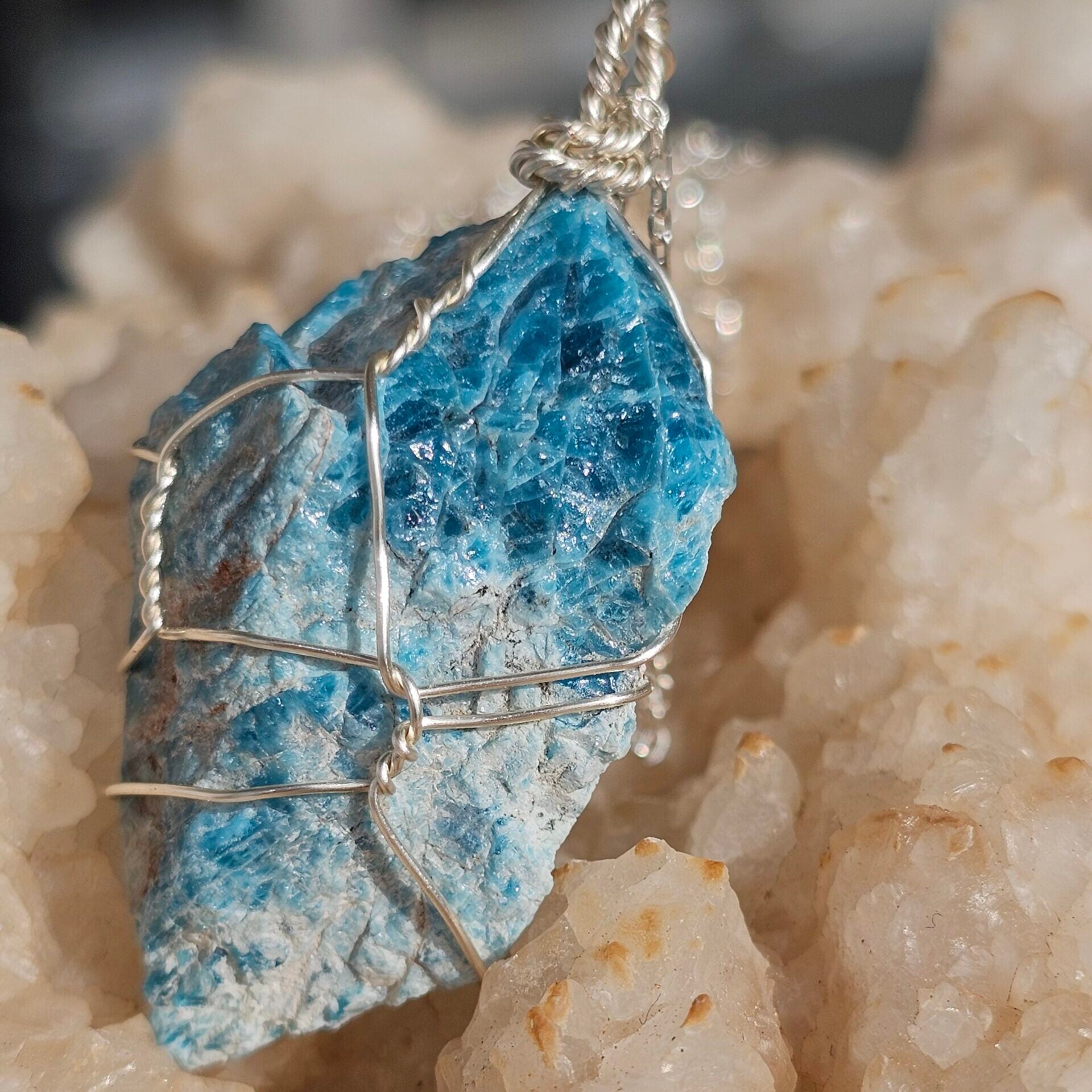 Collier Apatite bleue brute en argent 925 – Fait main