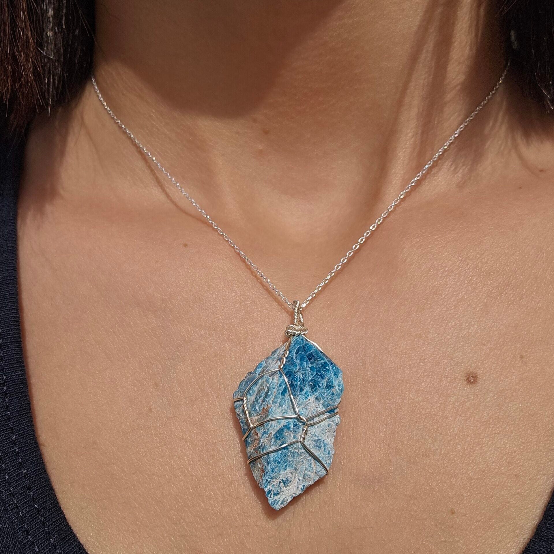 Collier Apatite bleue brute en argent 925 – Fait main
