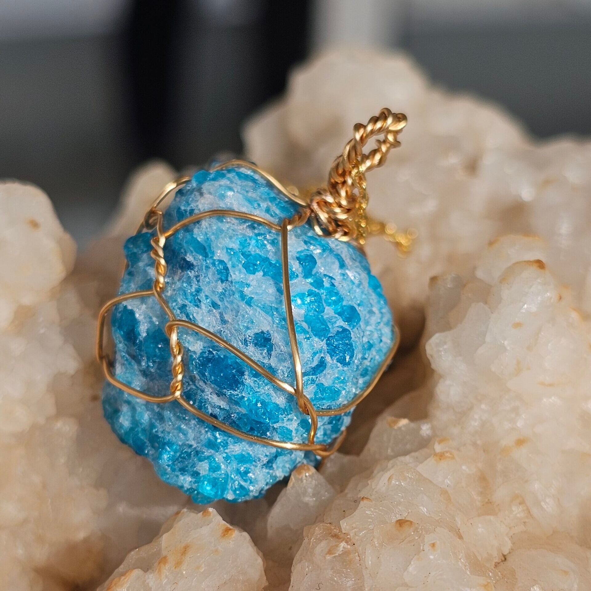 Collier Apatite bleue brute plaqué or 18K – Fait main