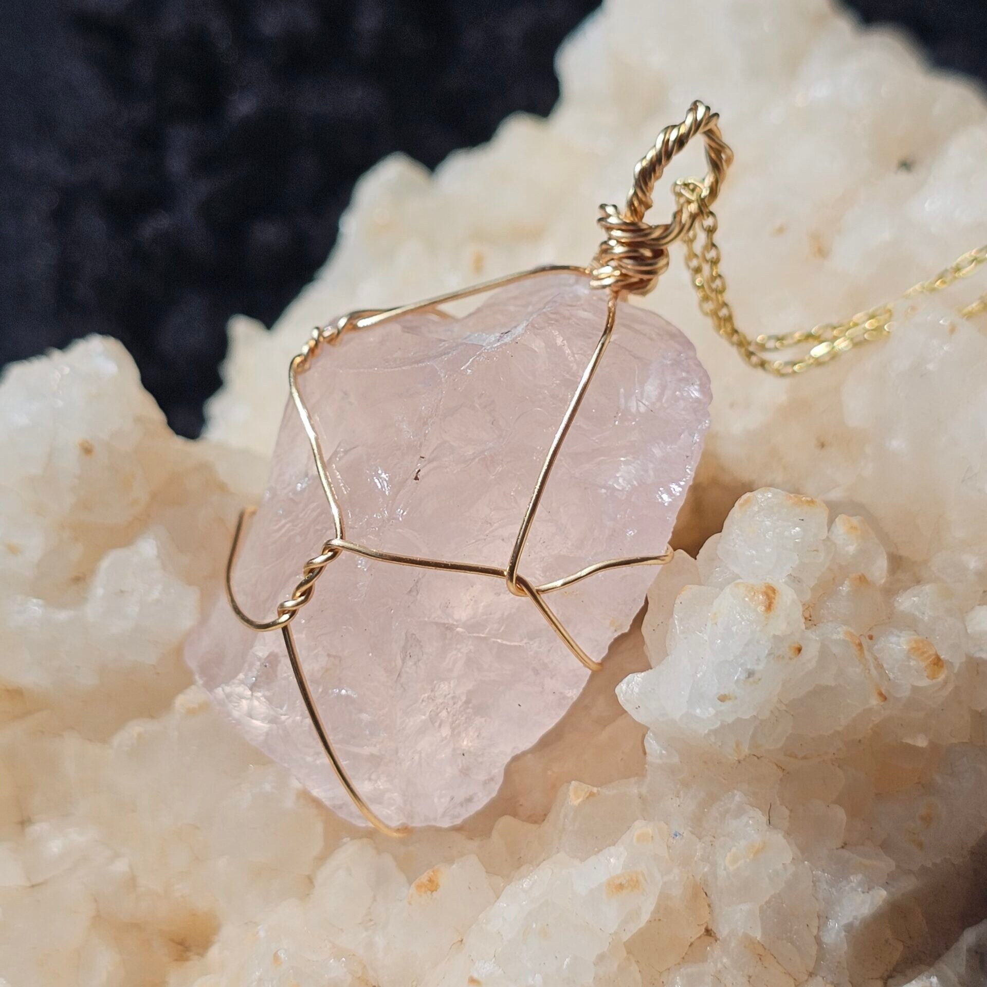 Collier Quartz rose brut plaqué or 18K – Fait main