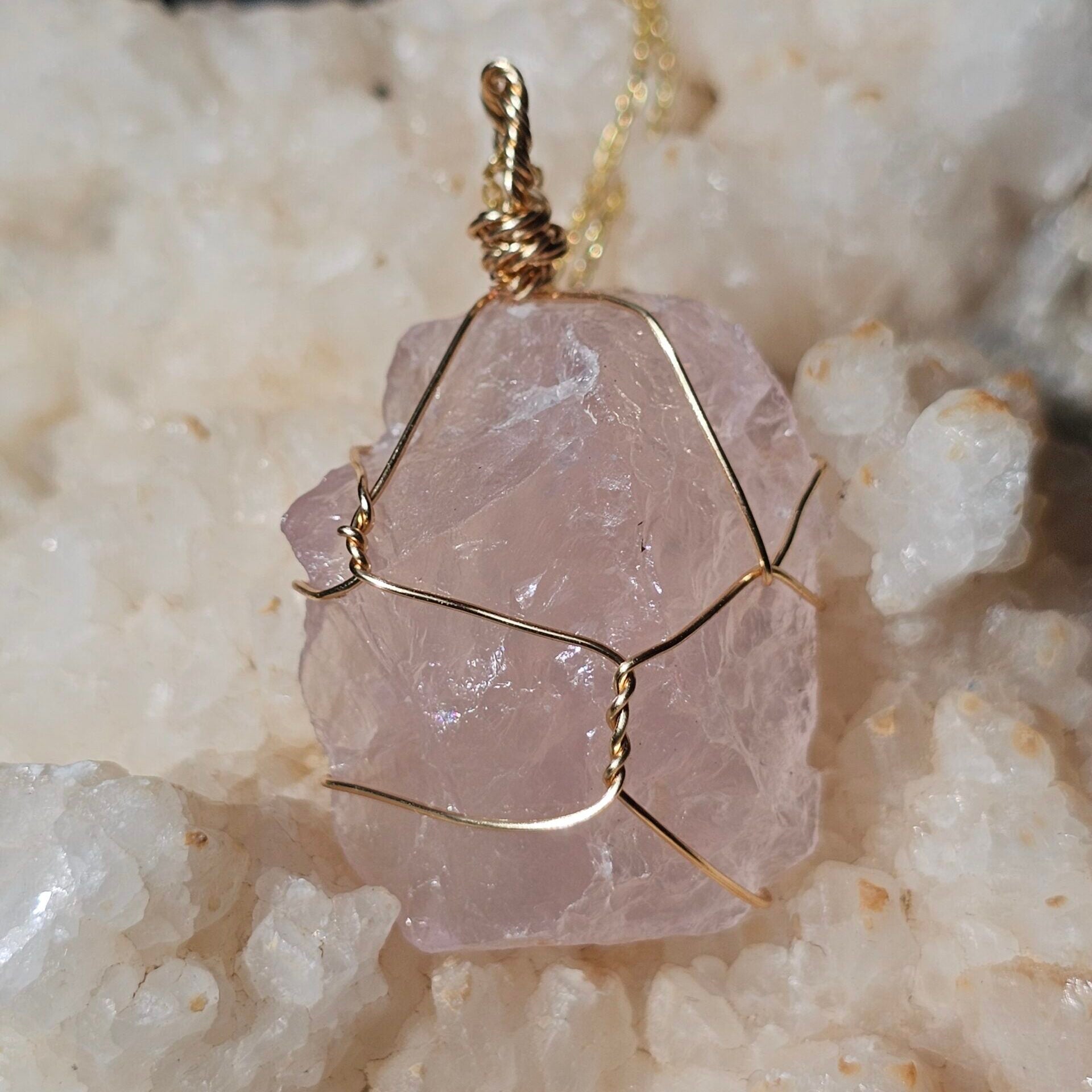 Collier Quartz rose brut plaqué or 18K – Fait main