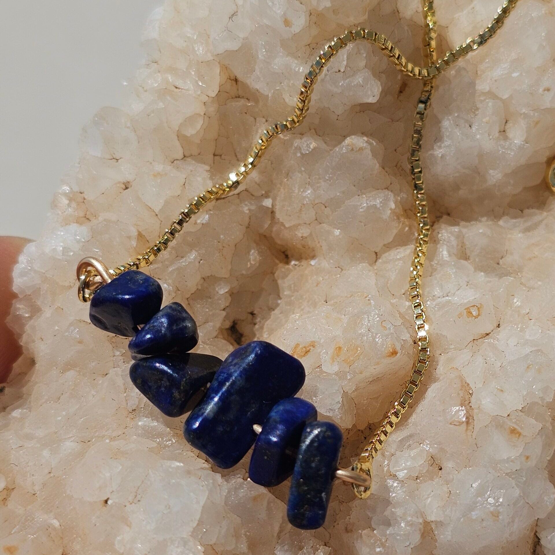 Bracelet en acier inoxydable ajustable avec des lapis lazuli brutes au milieu