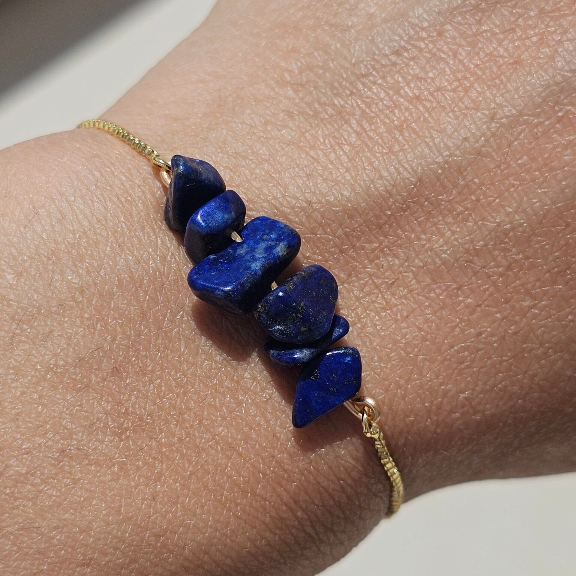 Bracelet en acier inoxydable ajustable avec des lapis lazuli brutes au milieu