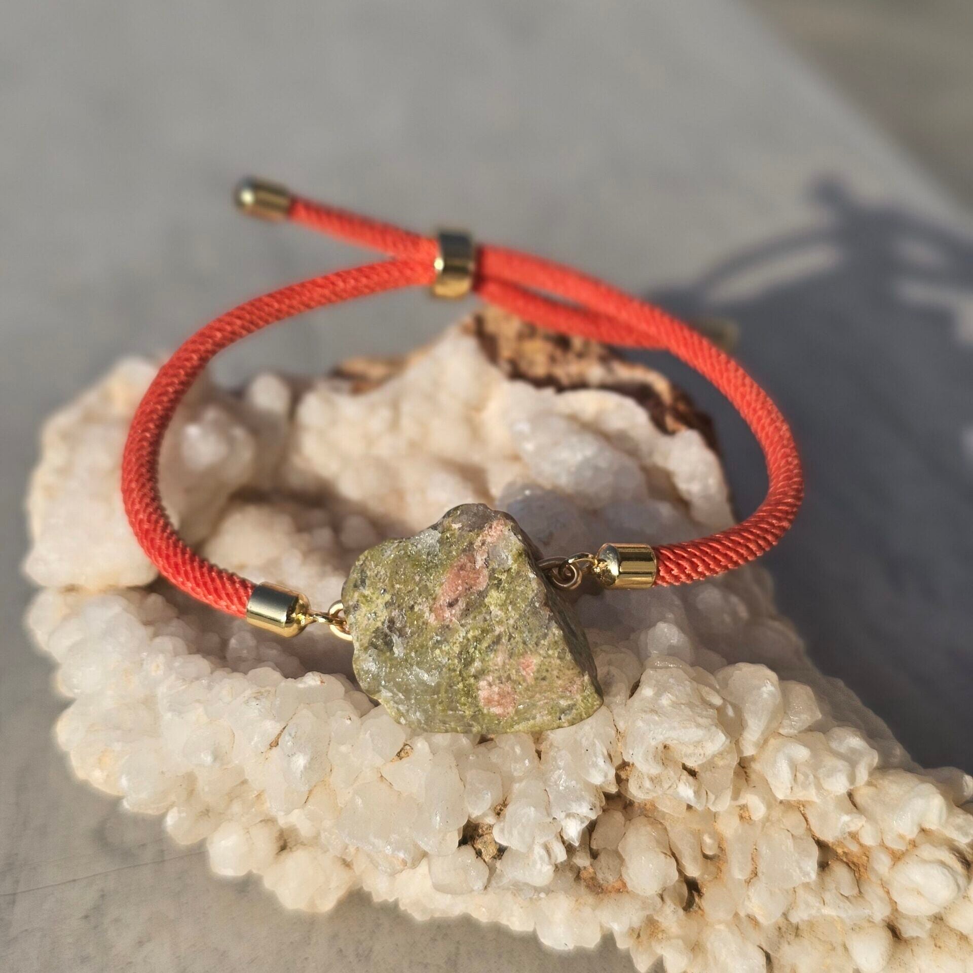 Bracelet ajustable en fil orange et une Unakite brute au milieu