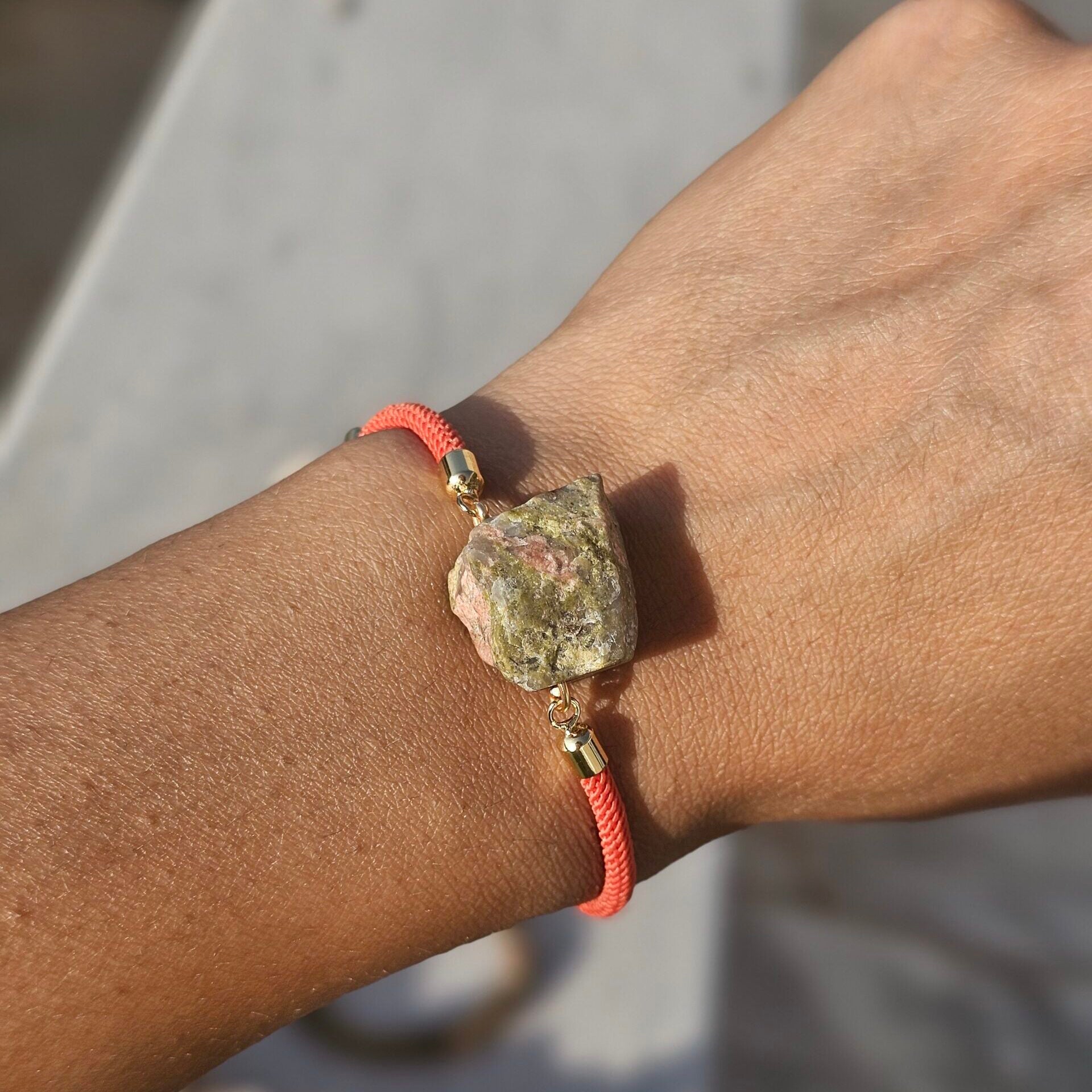 Bracelet ajustable en fil orange et une Unakite brute au milieu