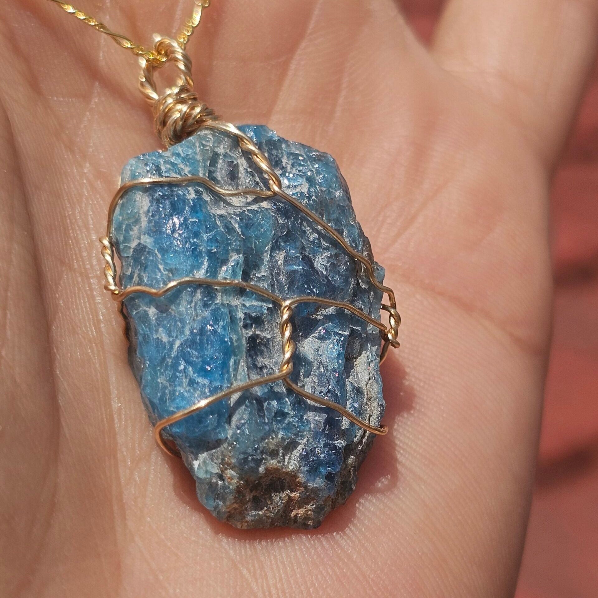 Collier en argent 925 plaqué en or 18 K avec un pendentif Apatite bleu brute