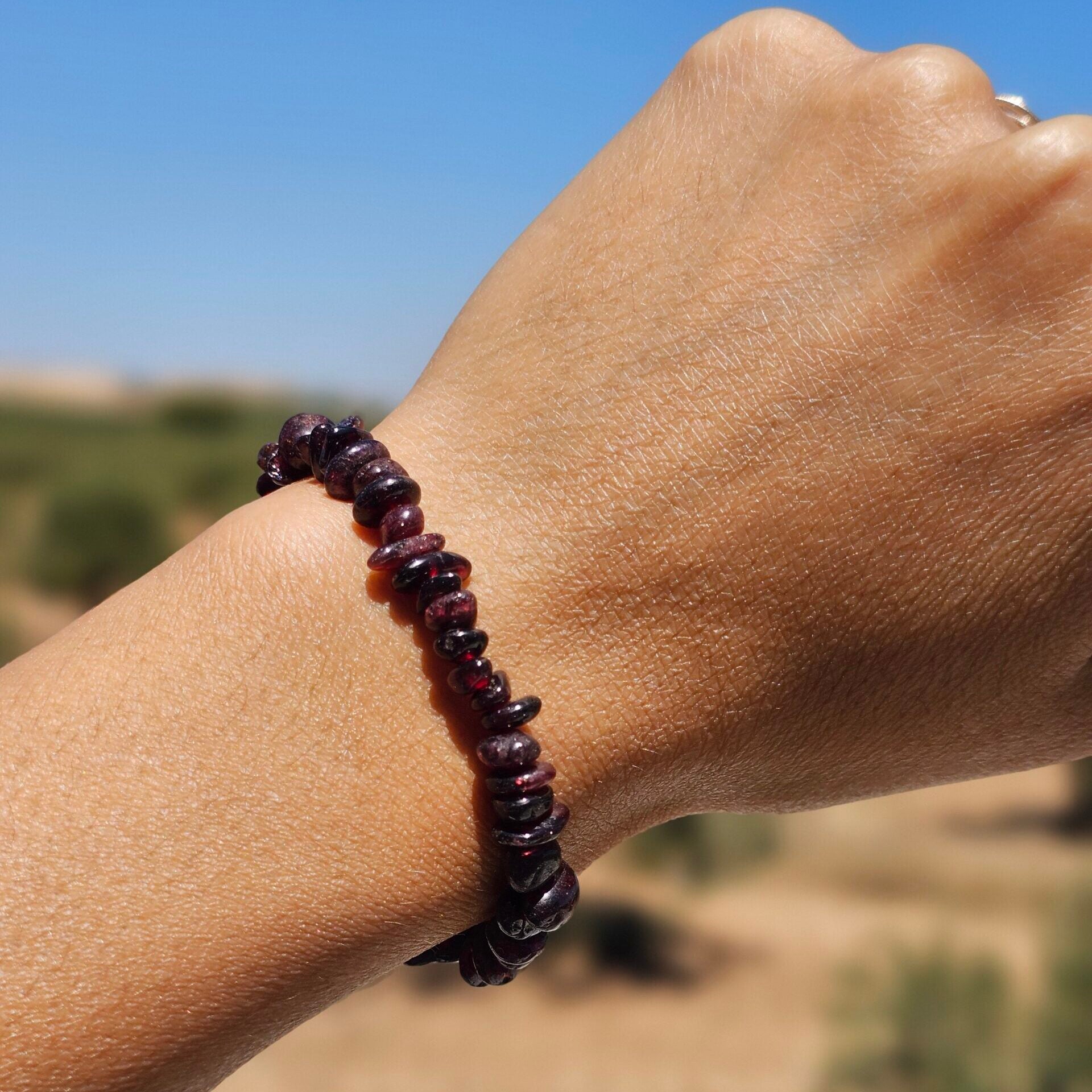 Bracelet élastique en grenat rouge - Énergie et élégance (17-19 cm)