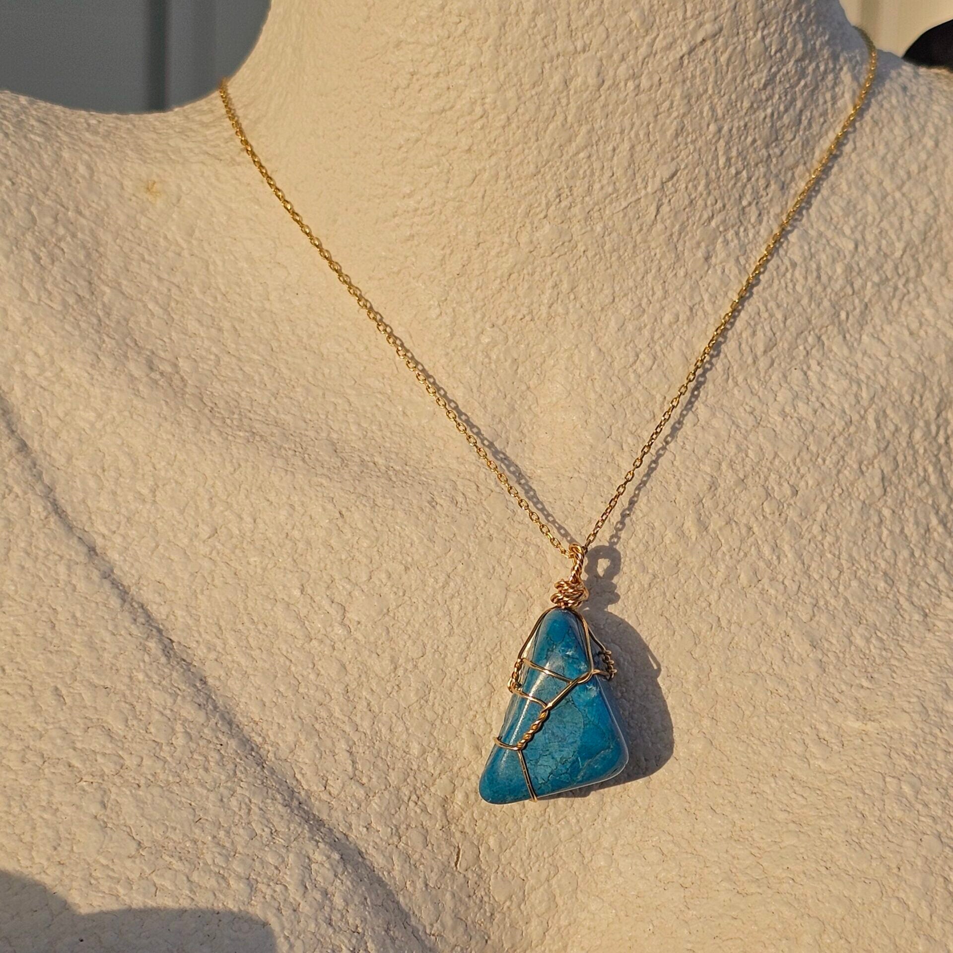 Collier en argent 925 plaqué en or avec un pendentif Turquoise russe