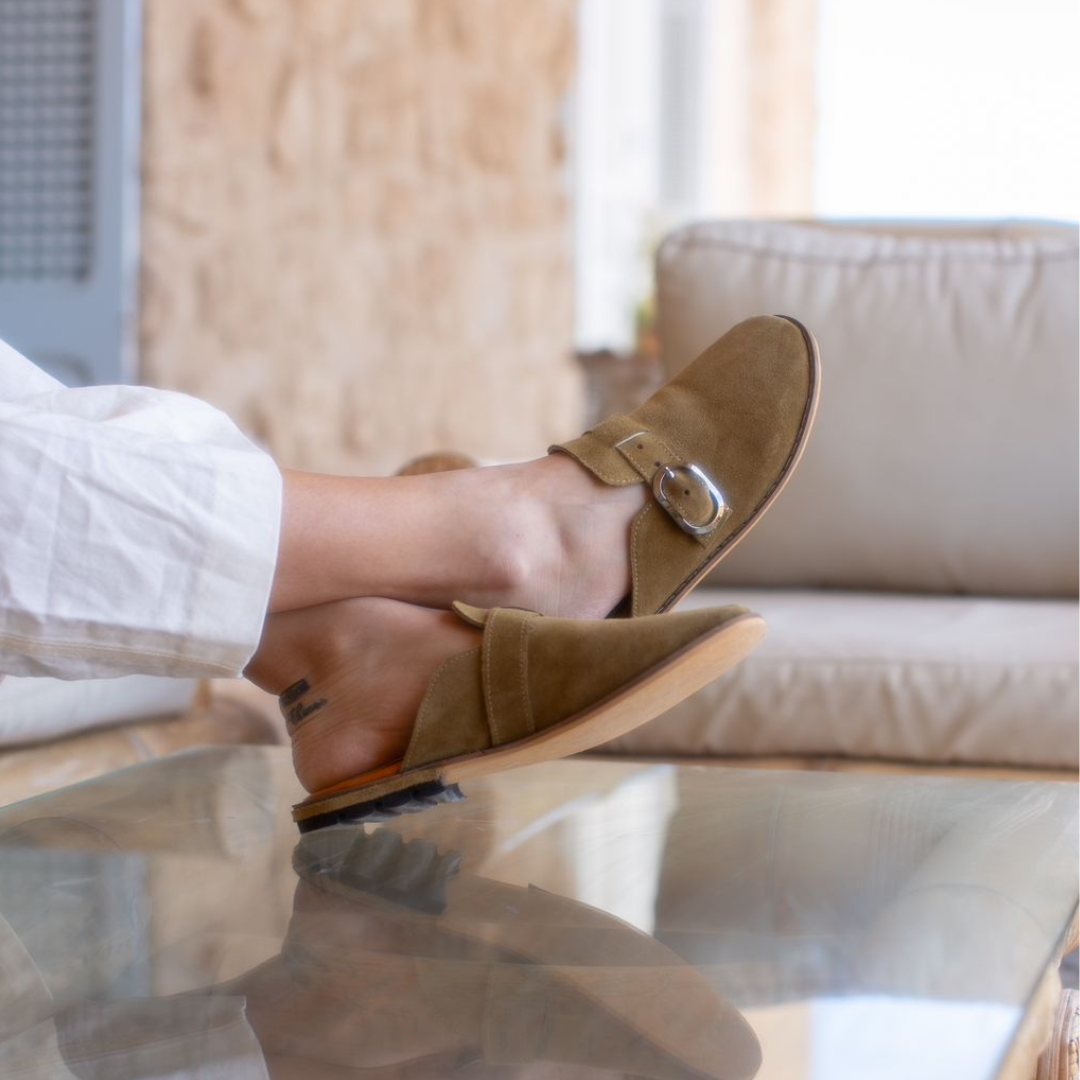 Babouche "Eden" en daim vert kaki unisexe - Balgha upcylée