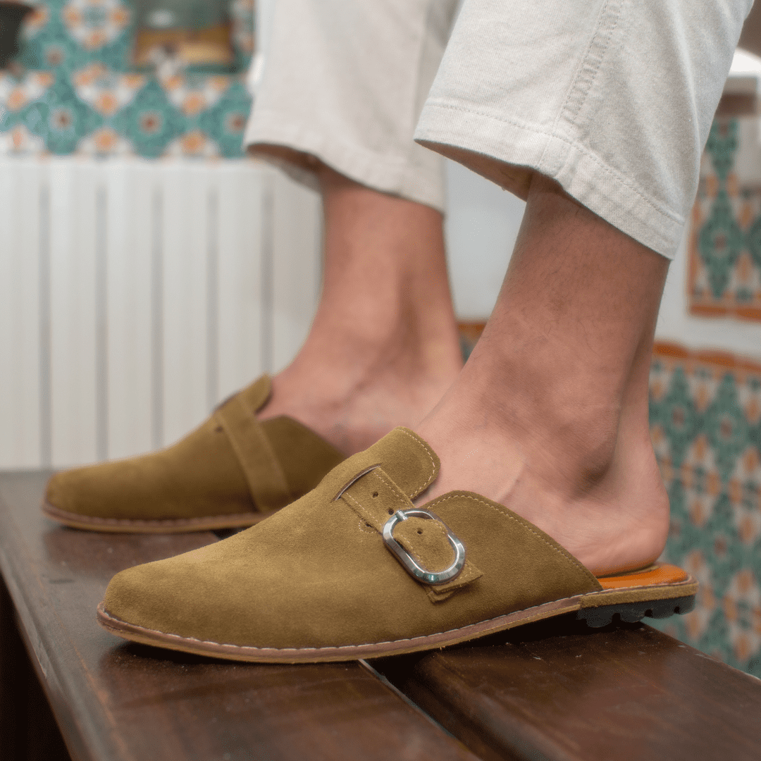 Babouche "Eden" en daim vert kaki unisexe - Balgha upcylée