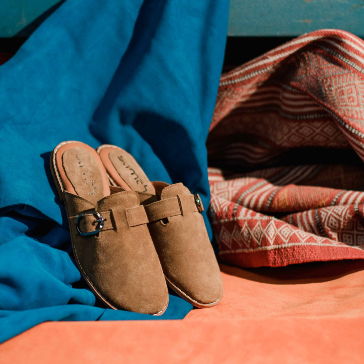 Babouche "Eden" en daim vert kaki unisexe - Balgha upcylée