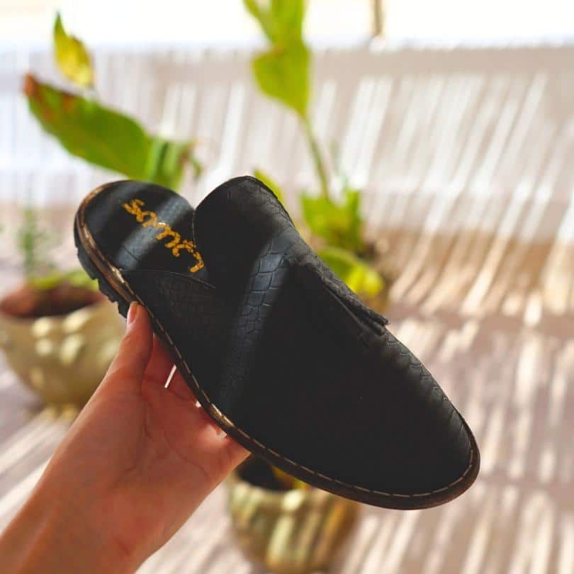 Babouche “Black Mamba” unisexe noir en cuir, balgha upcyclé
