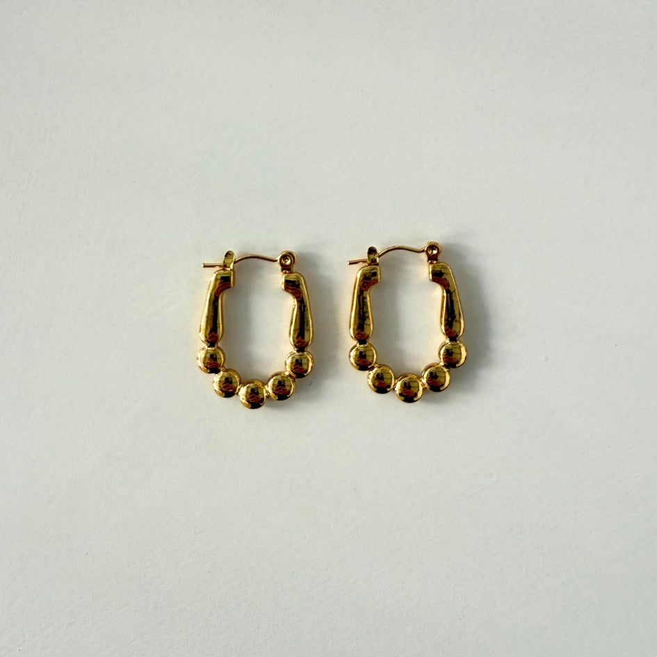 Boucles d'oreilles créoles dorées à billes – Élégance et modernité