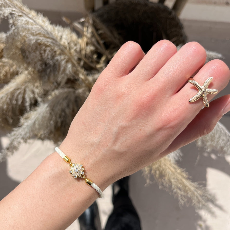 Bracelet Fleur dorée et corde blanche ajustable fait main