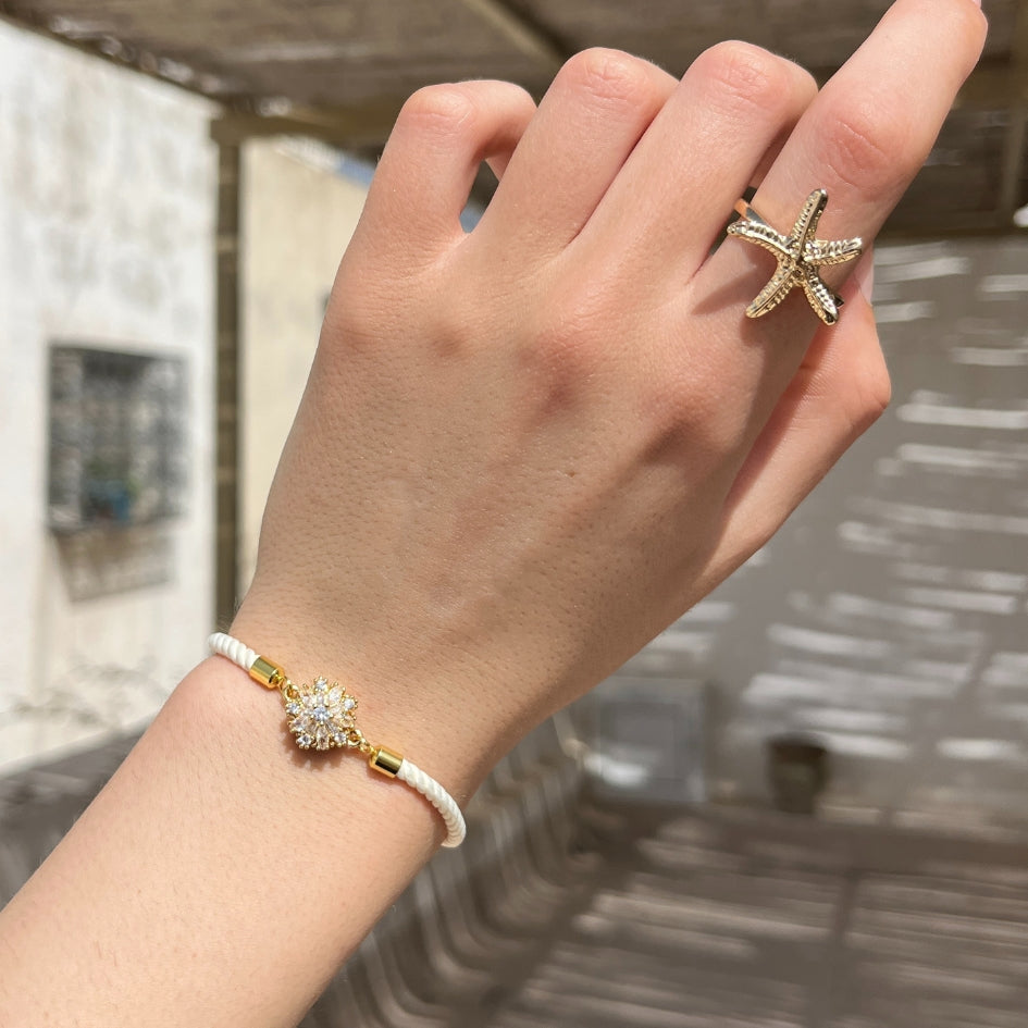 Bracelet Fleur dorée et corde blanche ajustable fait main