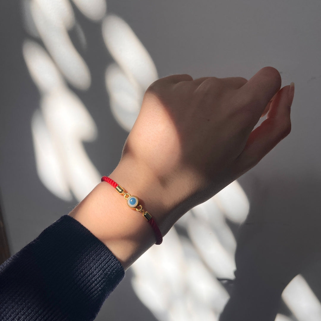 Bracelet artisanal Rouge avec le symbole de l’œil bleu